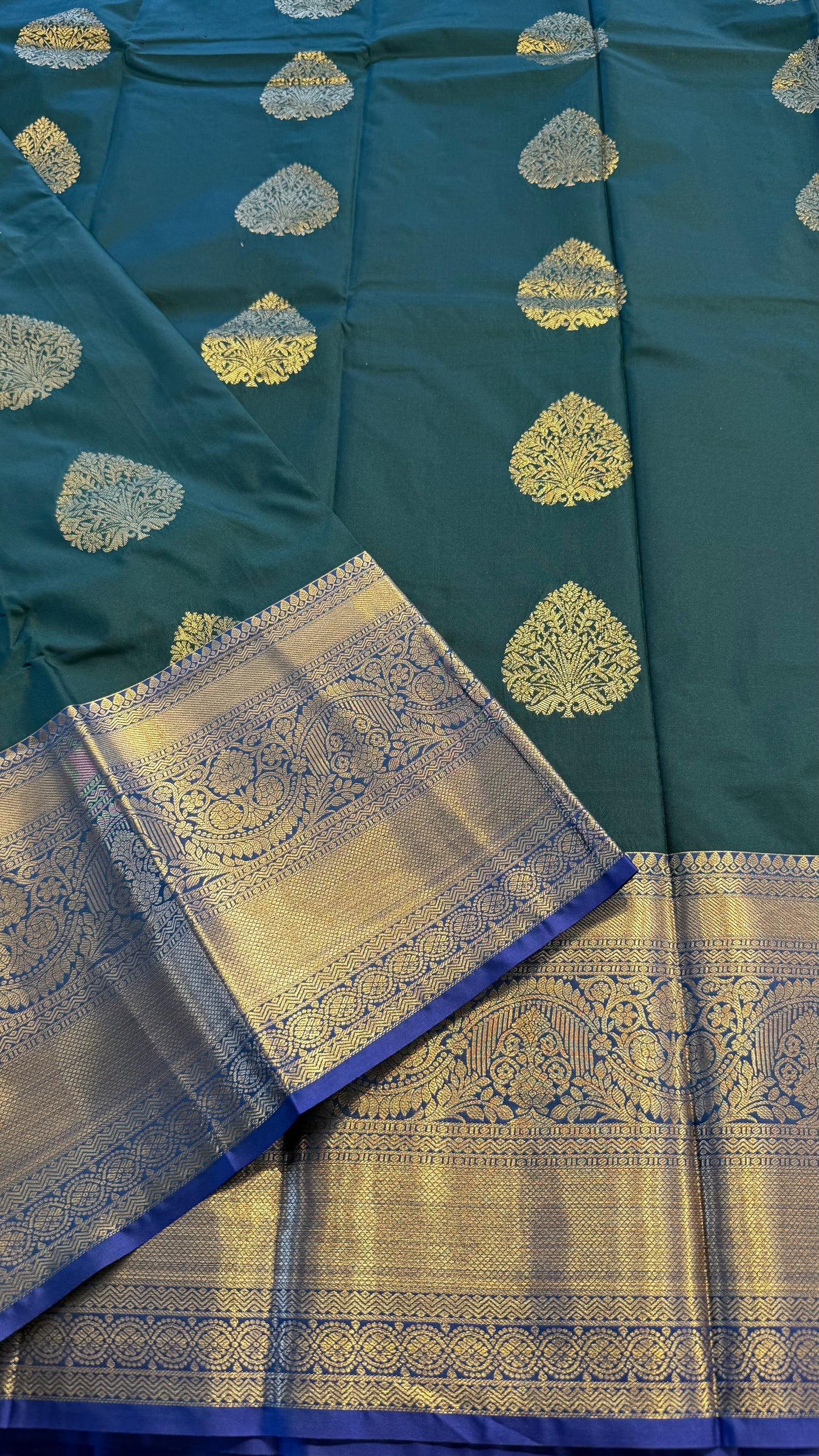 GREEN WITH CONTRAST BLUE SILK KANICHIPURAM SILK SAREE (SSKS48)