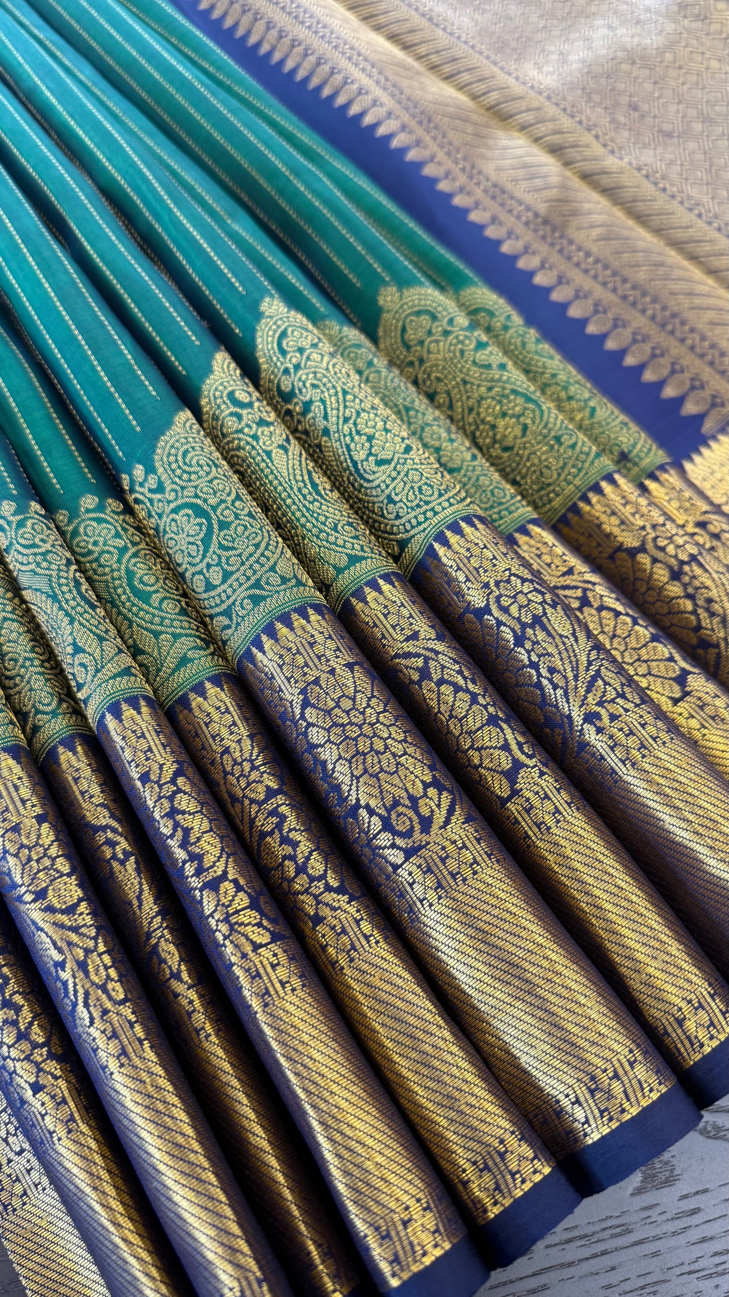 FOREST GREEN WITH CONTRAST NAVY BLUE GOLD ZARI HANDLOOM KANICHIPURAM SILK SAREE (KSS146)