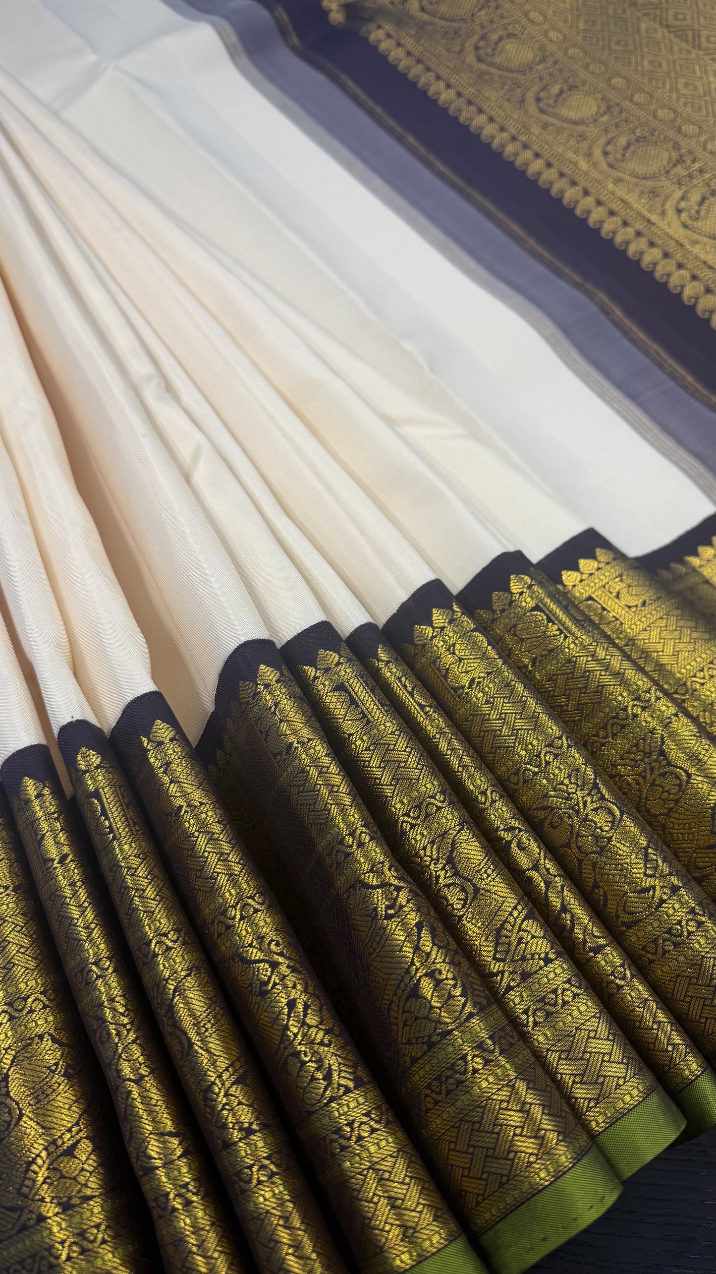 WHITE WITH CONTRAST NAVY BLUE GOLD ZARI HANDLOOM KANICHIPURAM SILK SAREE (KSS104)