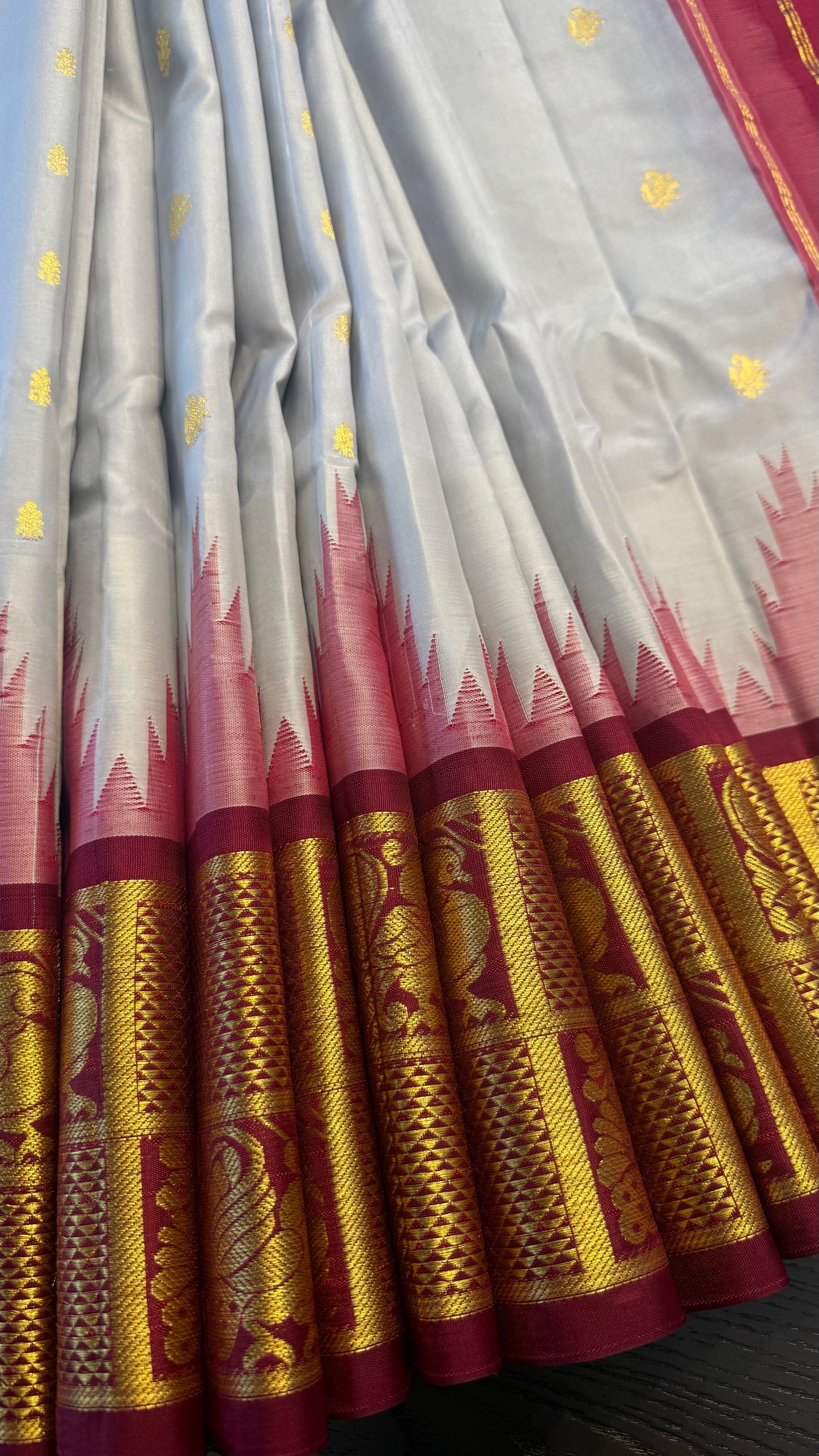 WHITE WITH CONTRAST MAROON PURE HANDLOOM KANCHIPURAM SINGLE SIDE BORDER SILK SAREE (KSSB34)