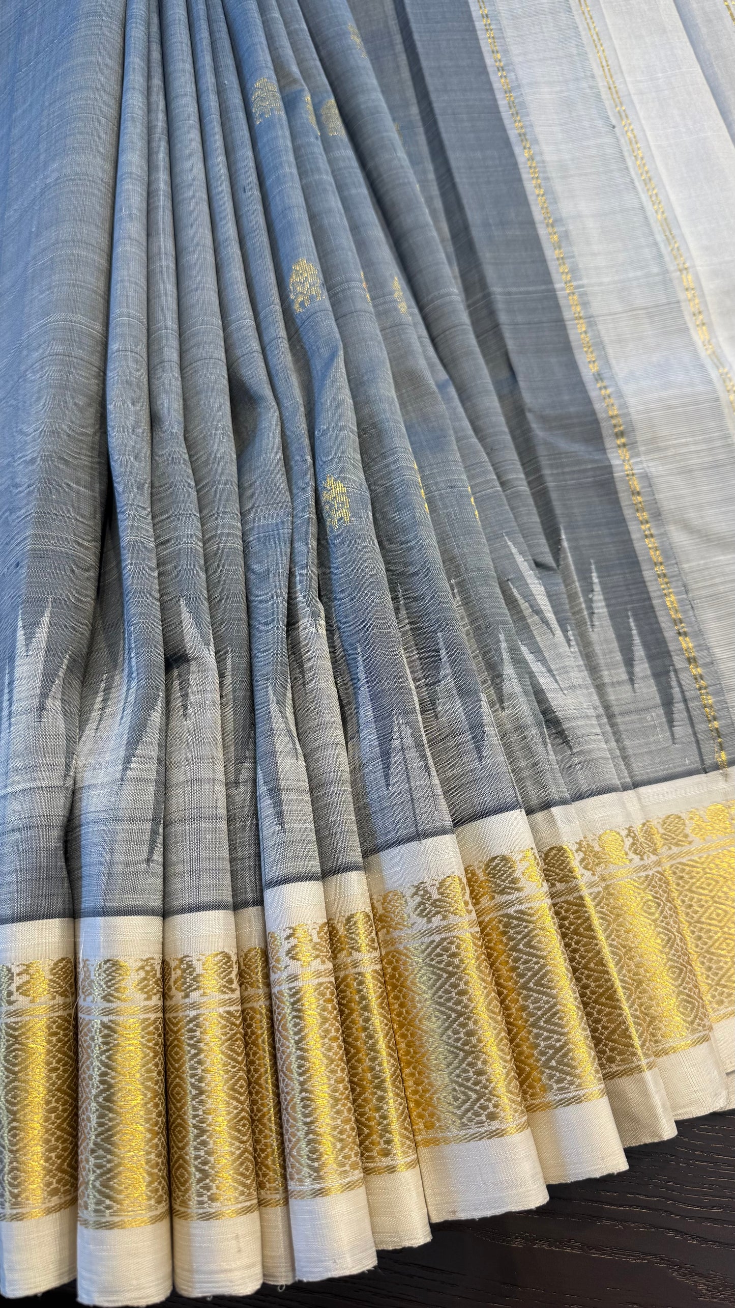 GREY WITH CONTRAST WHITE PURE HANDLOOM KANCHIPURAM SINGLE SIDE BORDER SILK SAREE (KSSB26)
