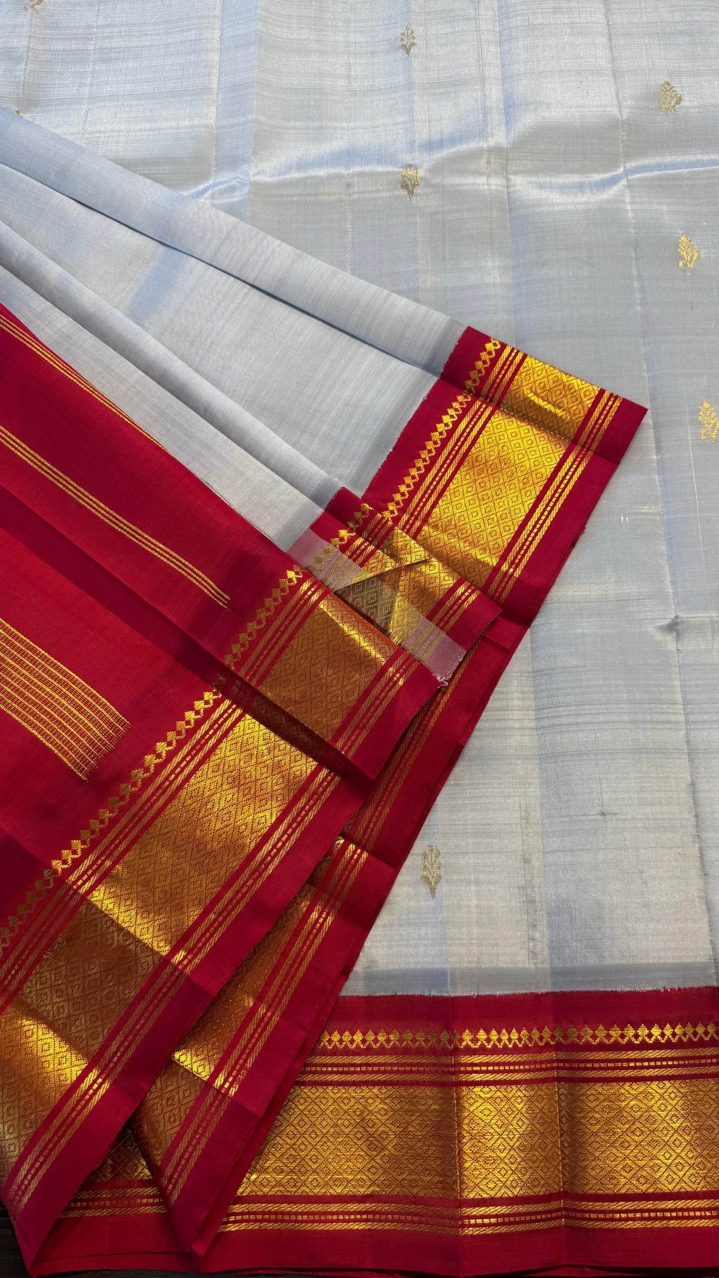 WHITE WITH CONTRAST RED PURE HANDLOOM KANCHIPURAM SINGLE SIDE BORDER SILK SAREE (KSSB09)