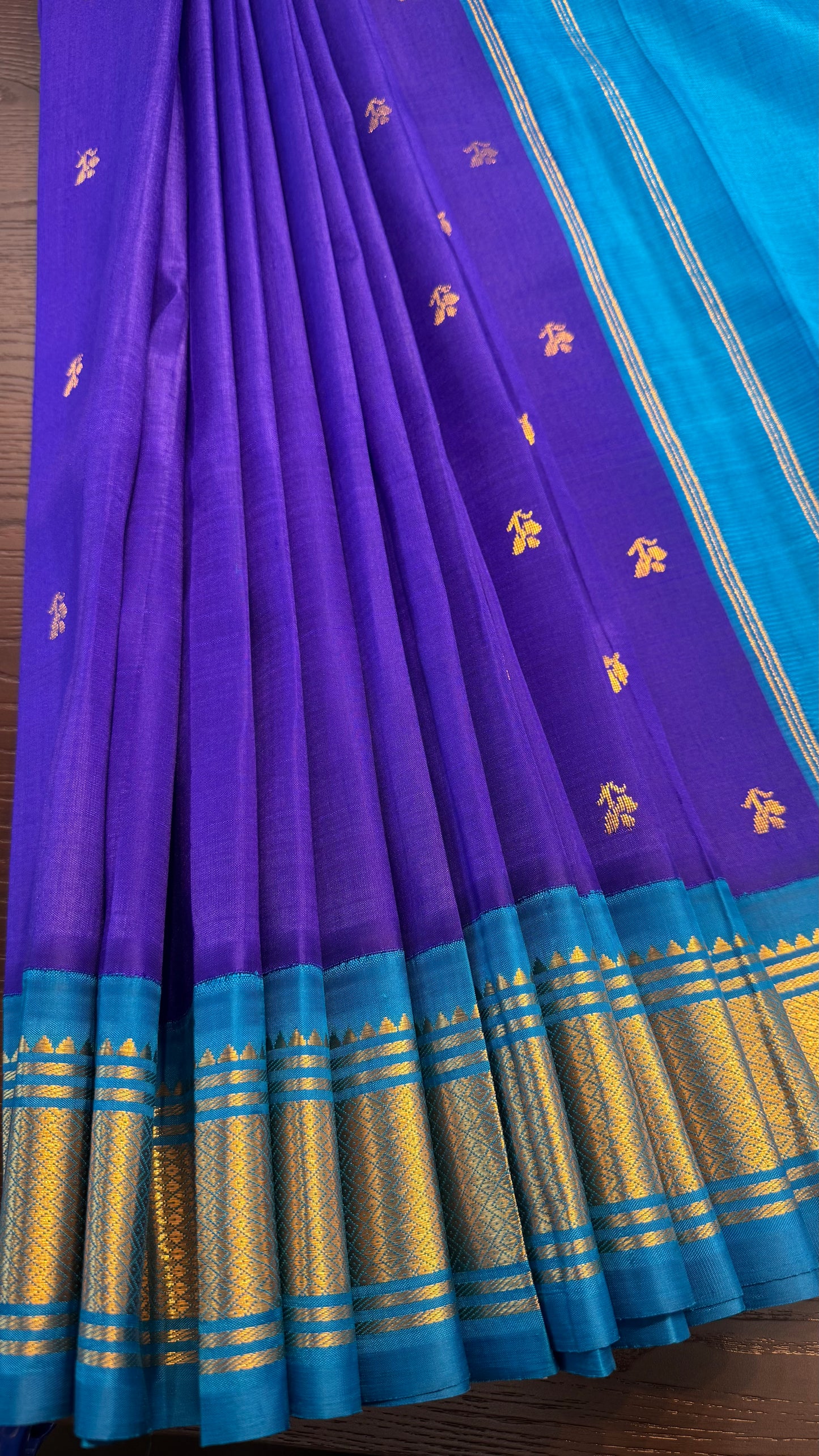 VIOLETISH BLUE WITH CONTRAST SKY BLUE PURE HANDLOOM KANCHIPURAM SINGLE SIDE BORDER SILK SAREE (KSSB13)