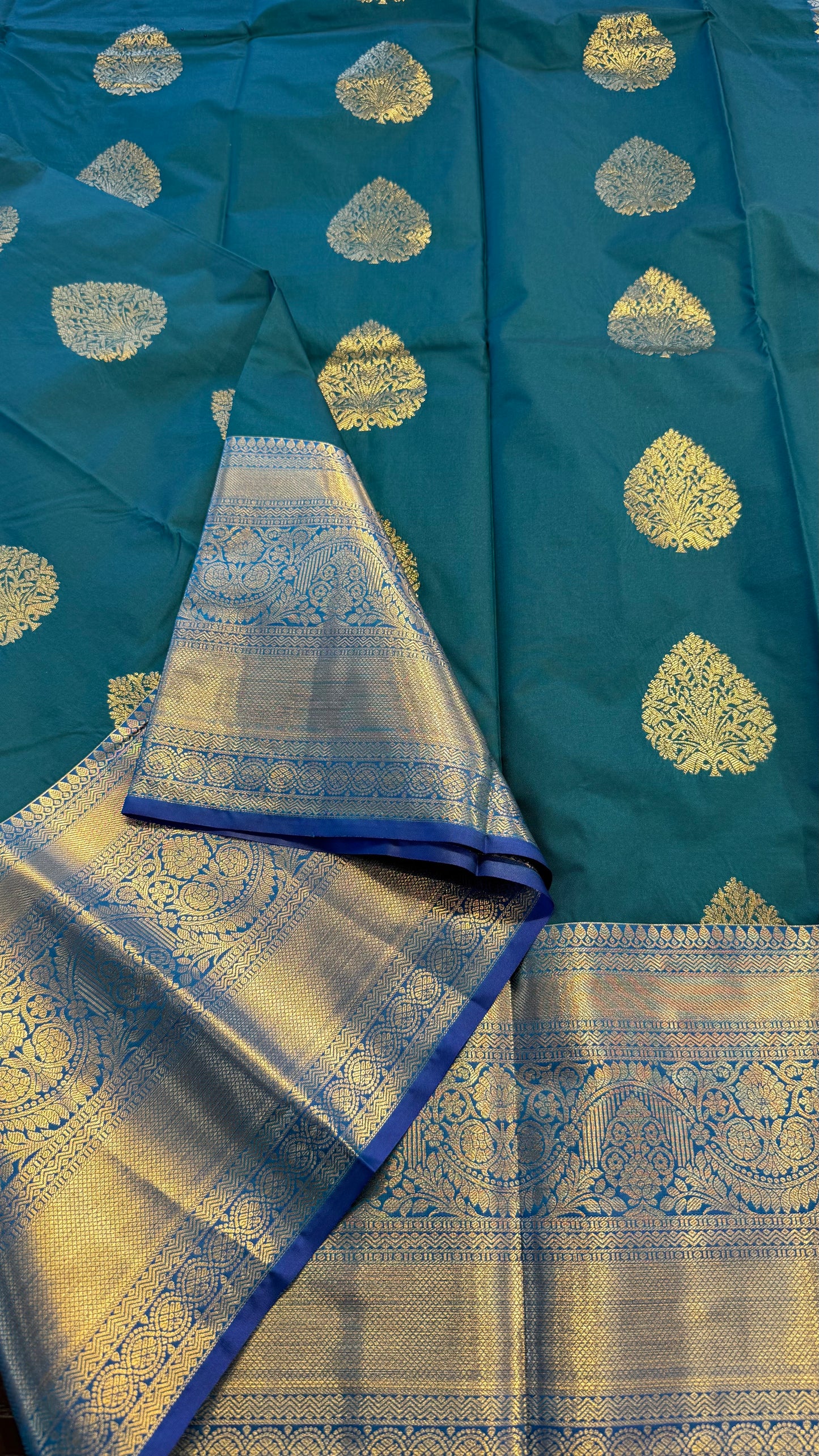 DUAL TONE GREEN WITH CONTRAST ROYAL BLUE SILK KANICHIPURAM SILK SAREE (SSKS52)
