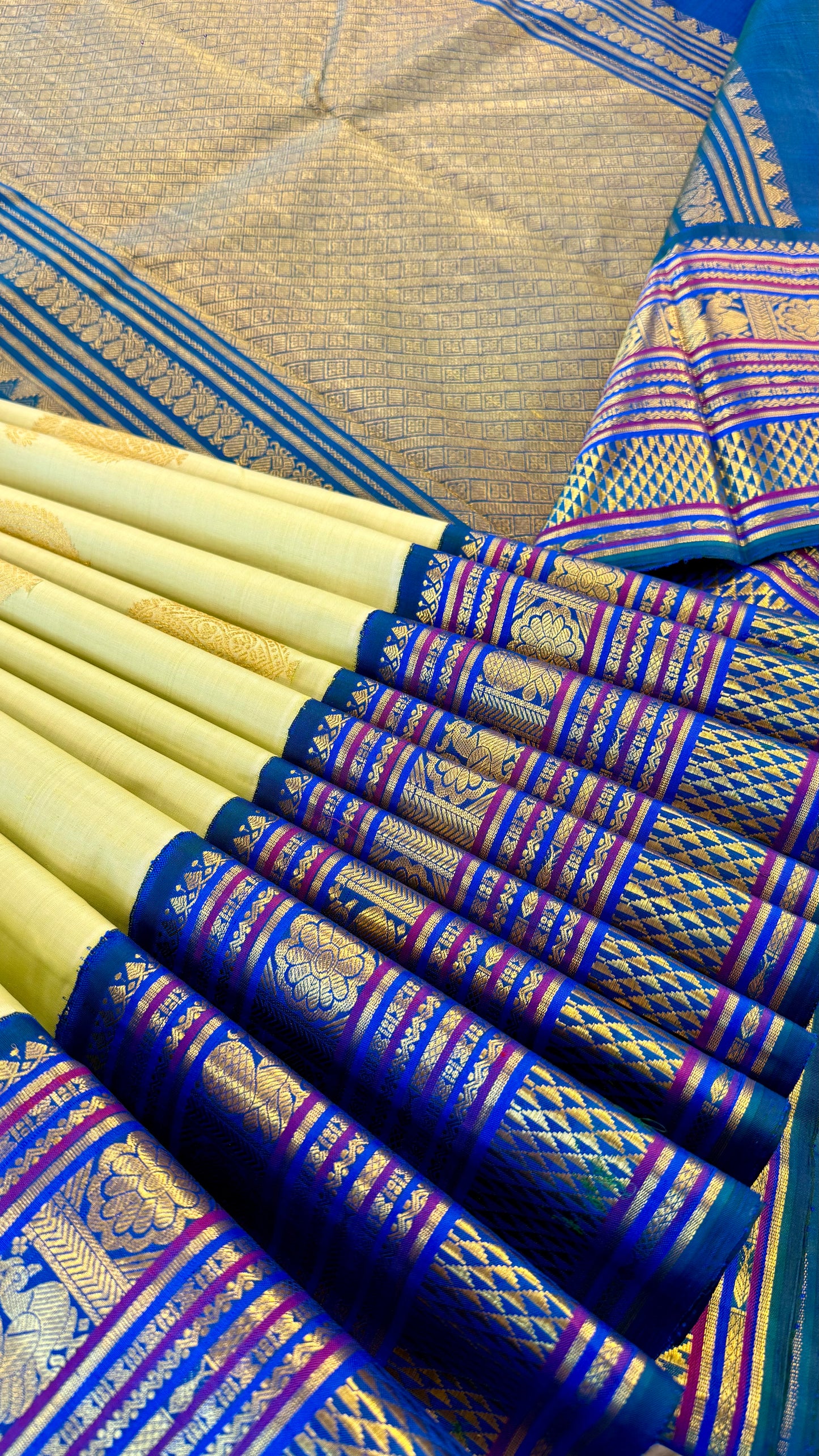 PASTEL PISTACHIO GREEN WITH CONTRAST DUAL TONE PEACOCK BLUE HANDLOOM KANCHIPURAM SILK SAREE (KSS10)