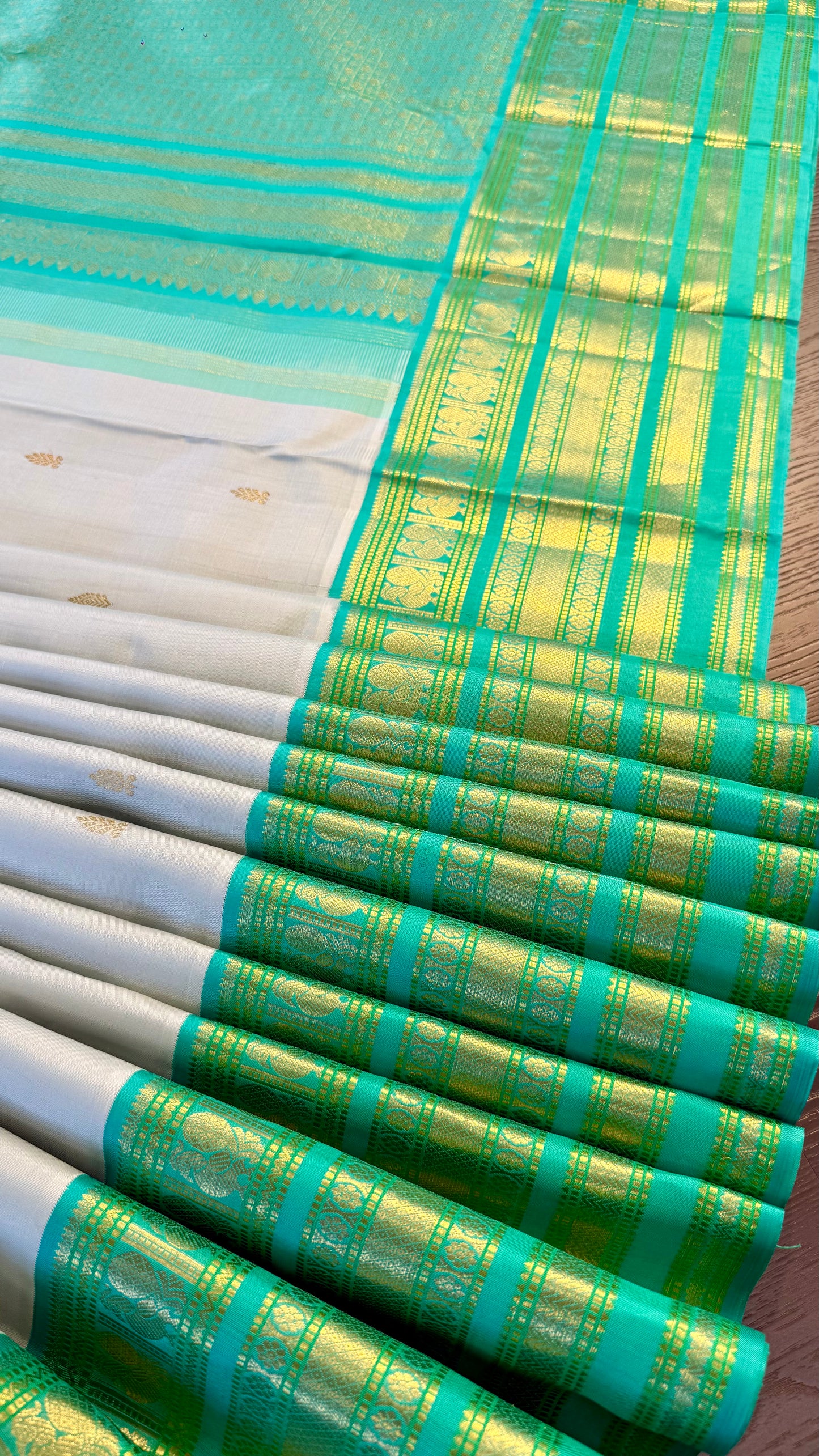 LIGHT GREY WITH CONTRAST TURQUOISE GREEN HANDLOOM KANICHIPURAM SILK SAREE (KSS18)