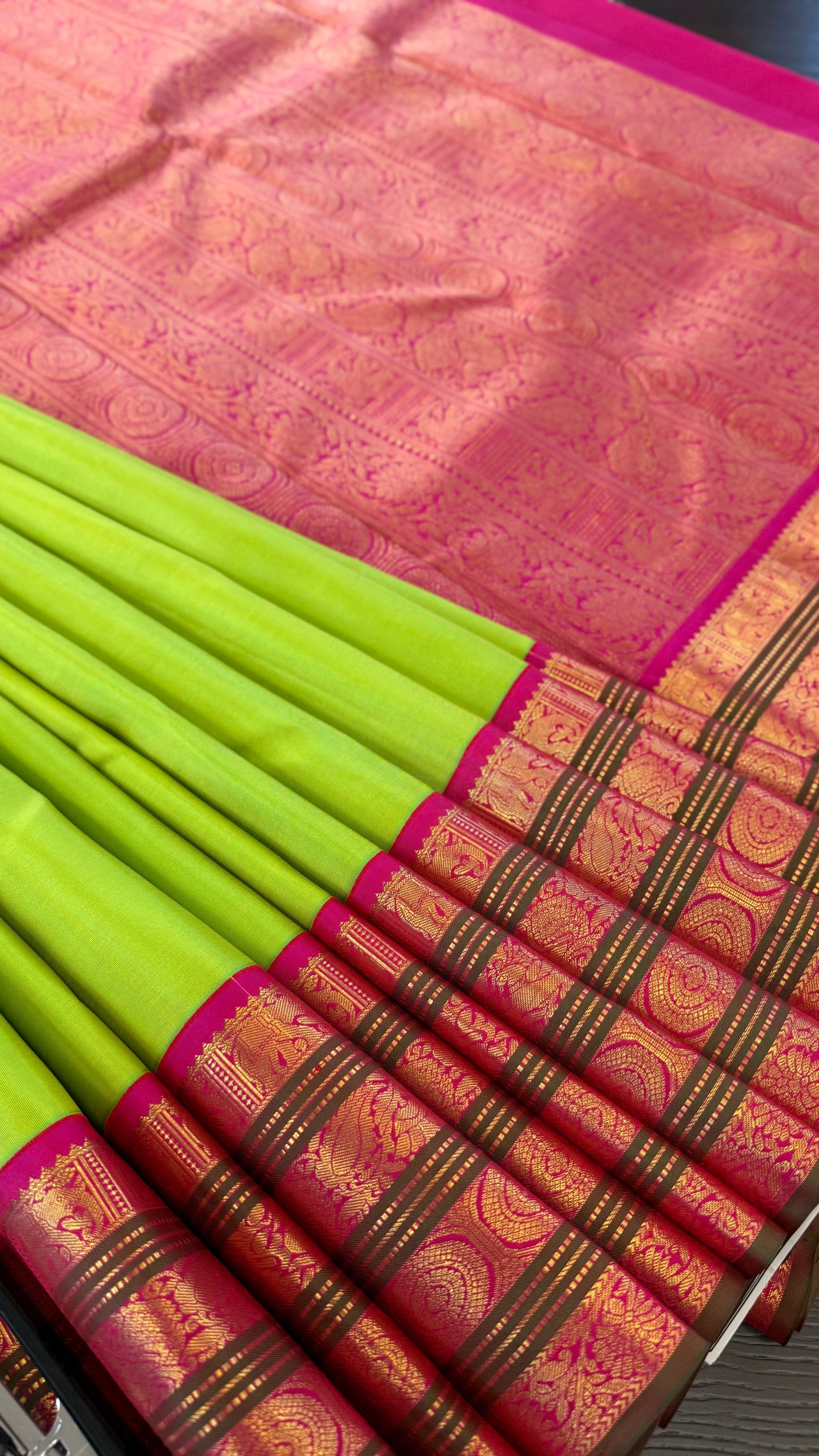 PARROT GREEN WITH RANI PINK CONTRAST HANDLOOM KANICHIPURAM SILK SAREE (KSS201)
