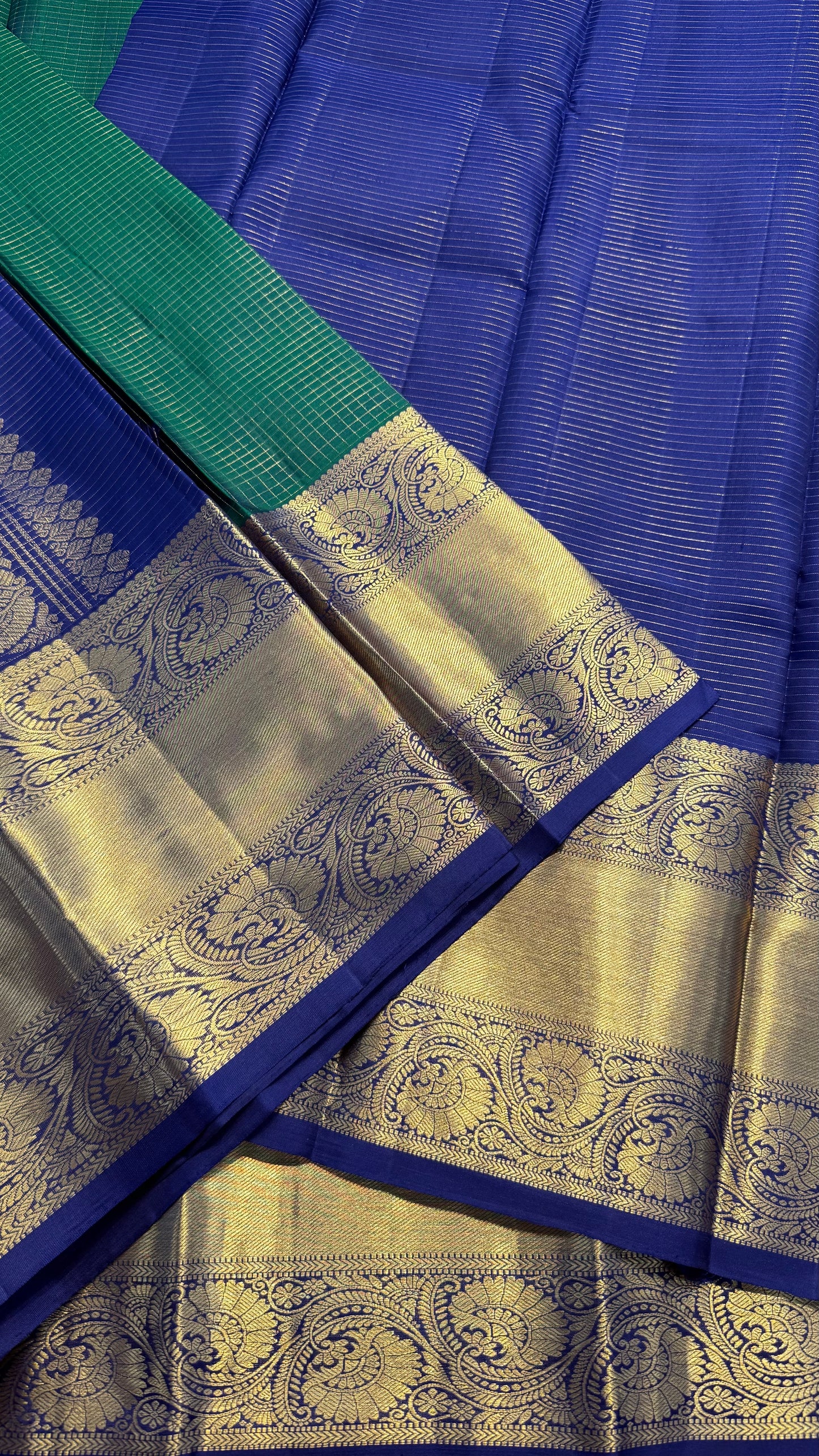 PEACOCK GREEN WITH CONTRAST BLUE GOLD ZARI HANDLOOM KANICHIPURAM SILK SAREE (KSS137)