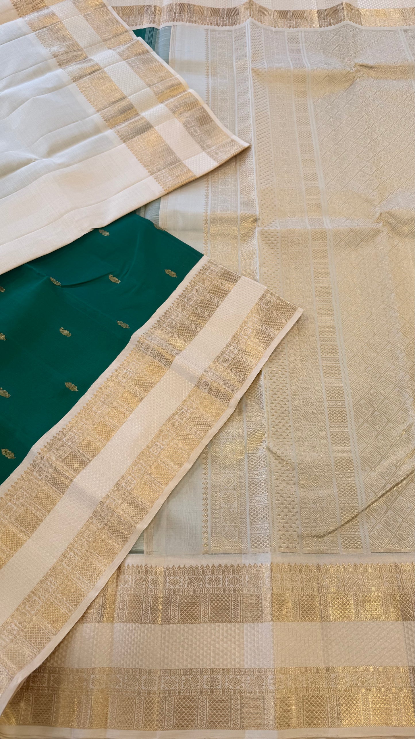 BOTTLE GREEN WITH CONTRAST CREAM GOLD ZARI HANDLOOM KANICHIPURAM SILK SAREE (KSS263)