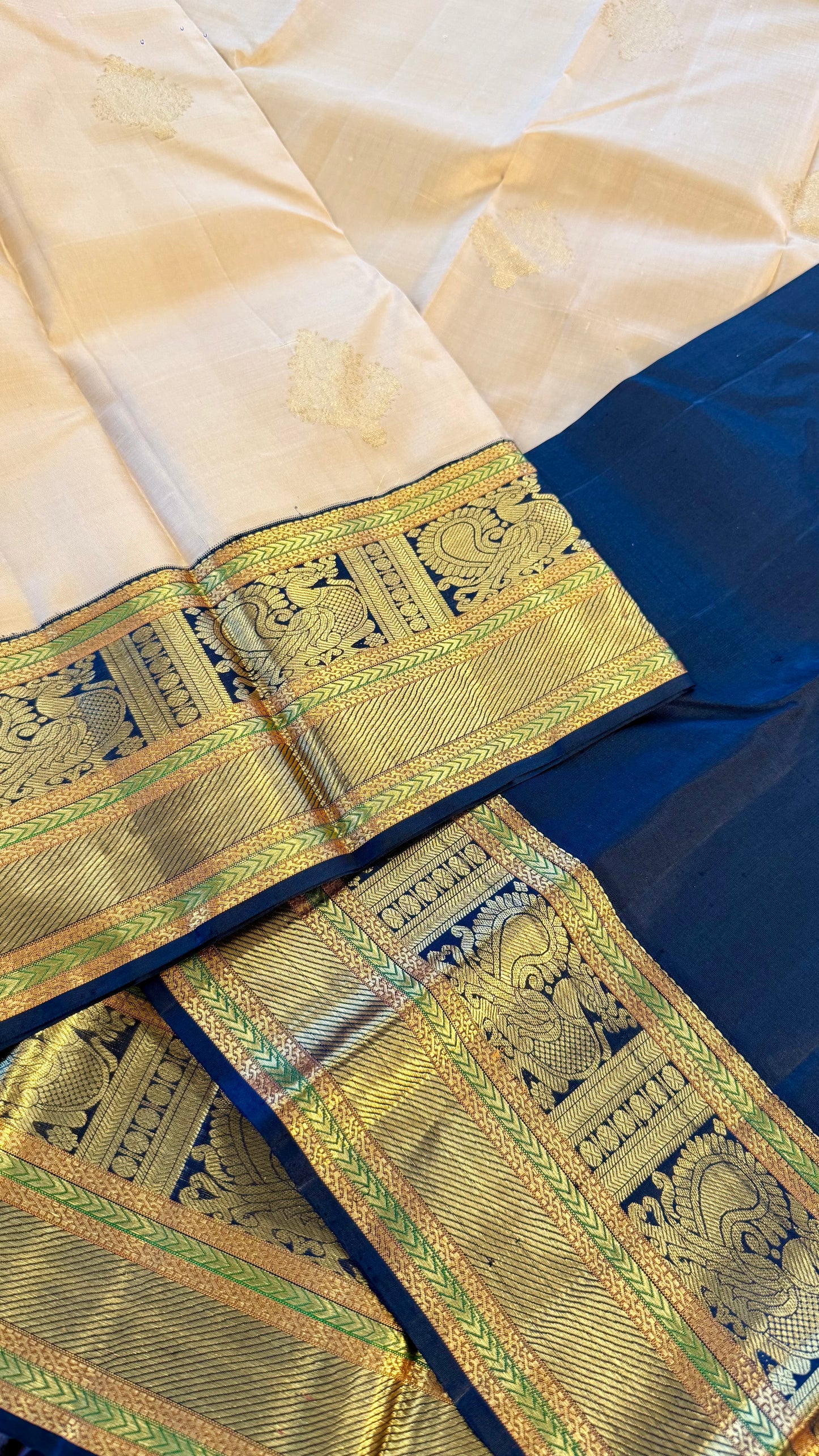 CASHEW GOLD WITH CONTRAST BLACK TRADITIONAL PURE KANICHIPURAM HANDLOOM SILK SAREE (KSS06)