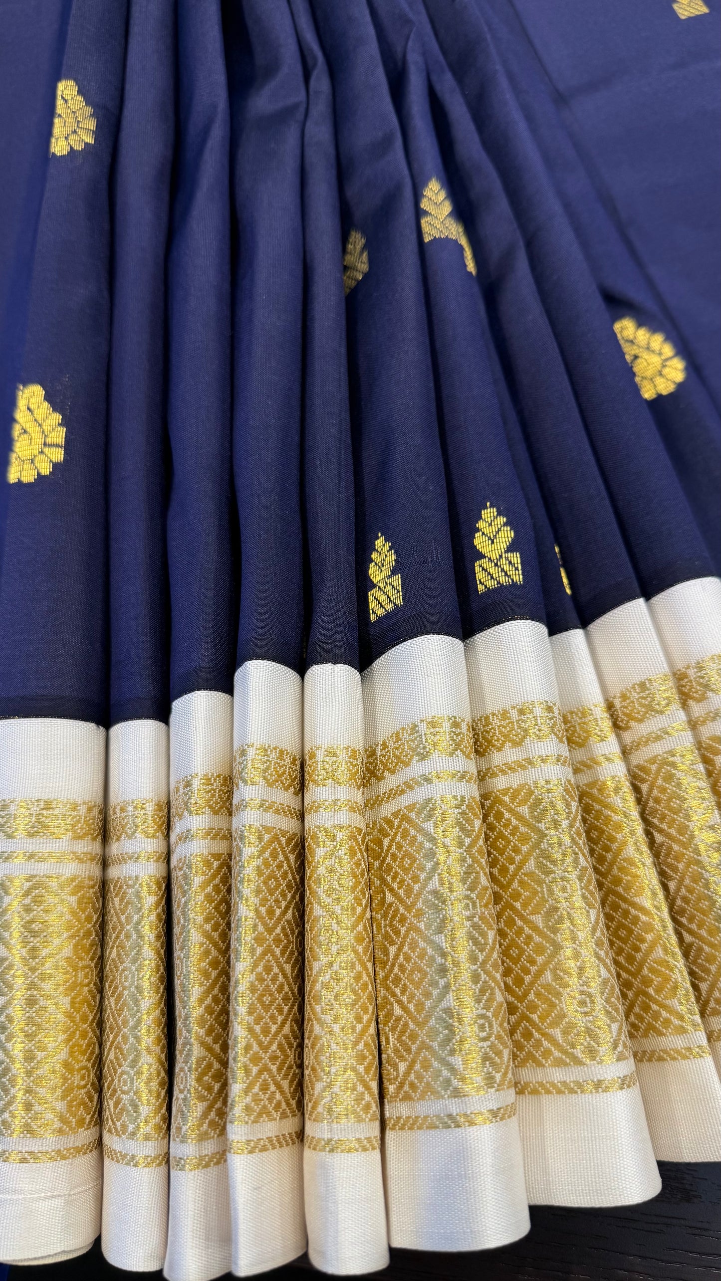 NAVY BLUE WITH CONTRAST GOLD PURE HANDLOOM KANCHIPURAM SINGLE SIDE BORDER SILK SAREE (KSSB20)