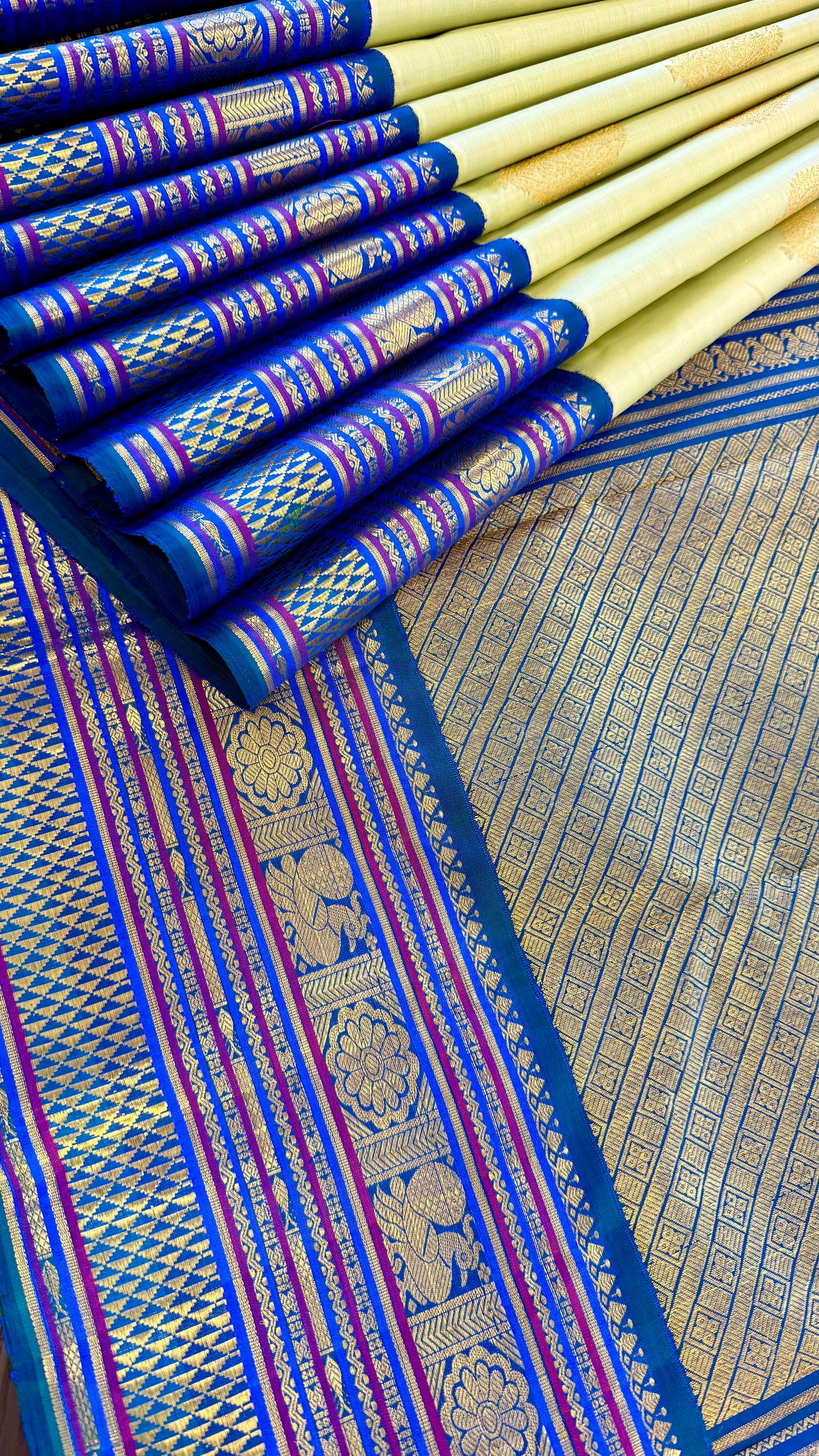 PASTEL PISTACHIO GREEN WITH CONTRAST DUAL TONE PEACOCK BLUE HANDLOOM KANCHIPURAM SILK SAREE (KSS10)