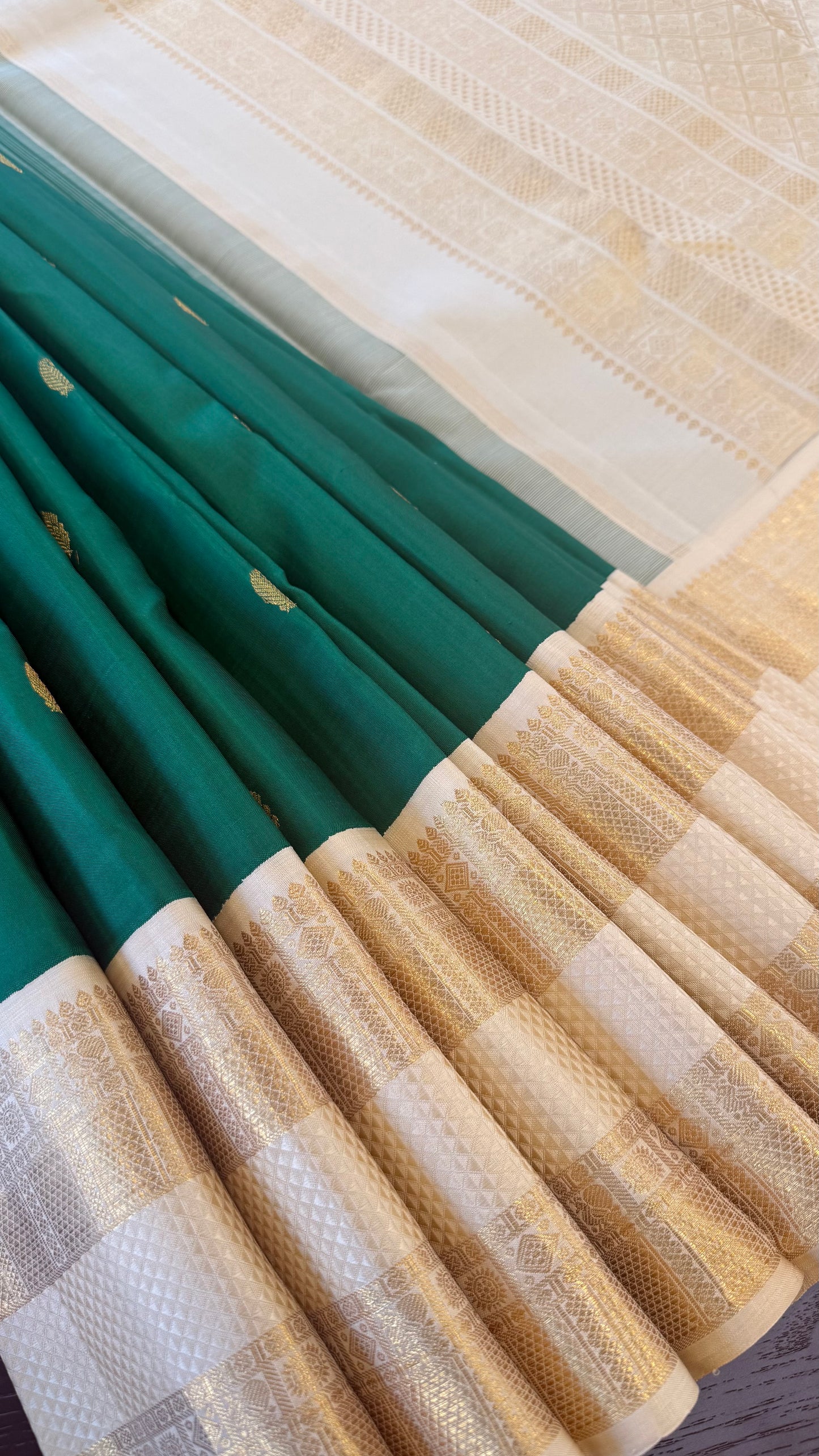 BOTTLE GREEN WITH CONTRAST CREAM GOLD ZARI HANDLOOM KANICHIPURAM SILK SAREE (KSS263)