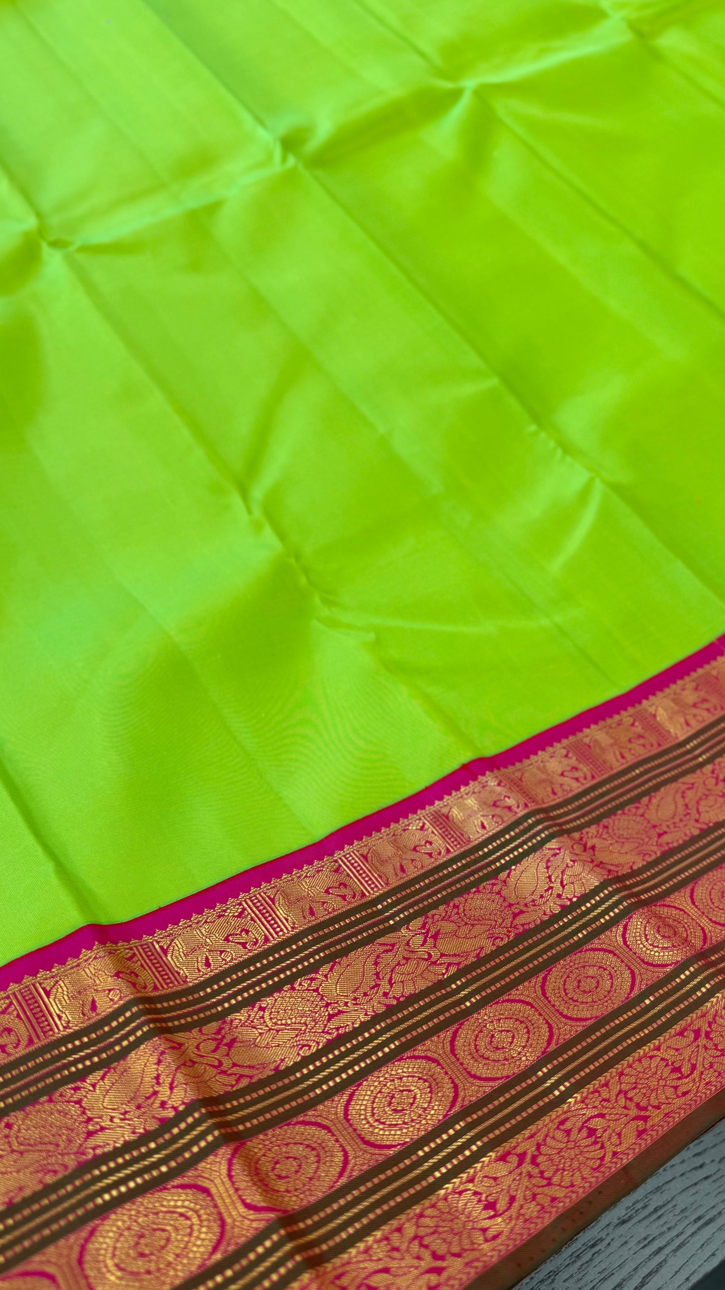 PARROT GREEN WITH RANI PINK CONTRAST HANDLOOM KANICHIPURAM SILK SAREE (KSS201)