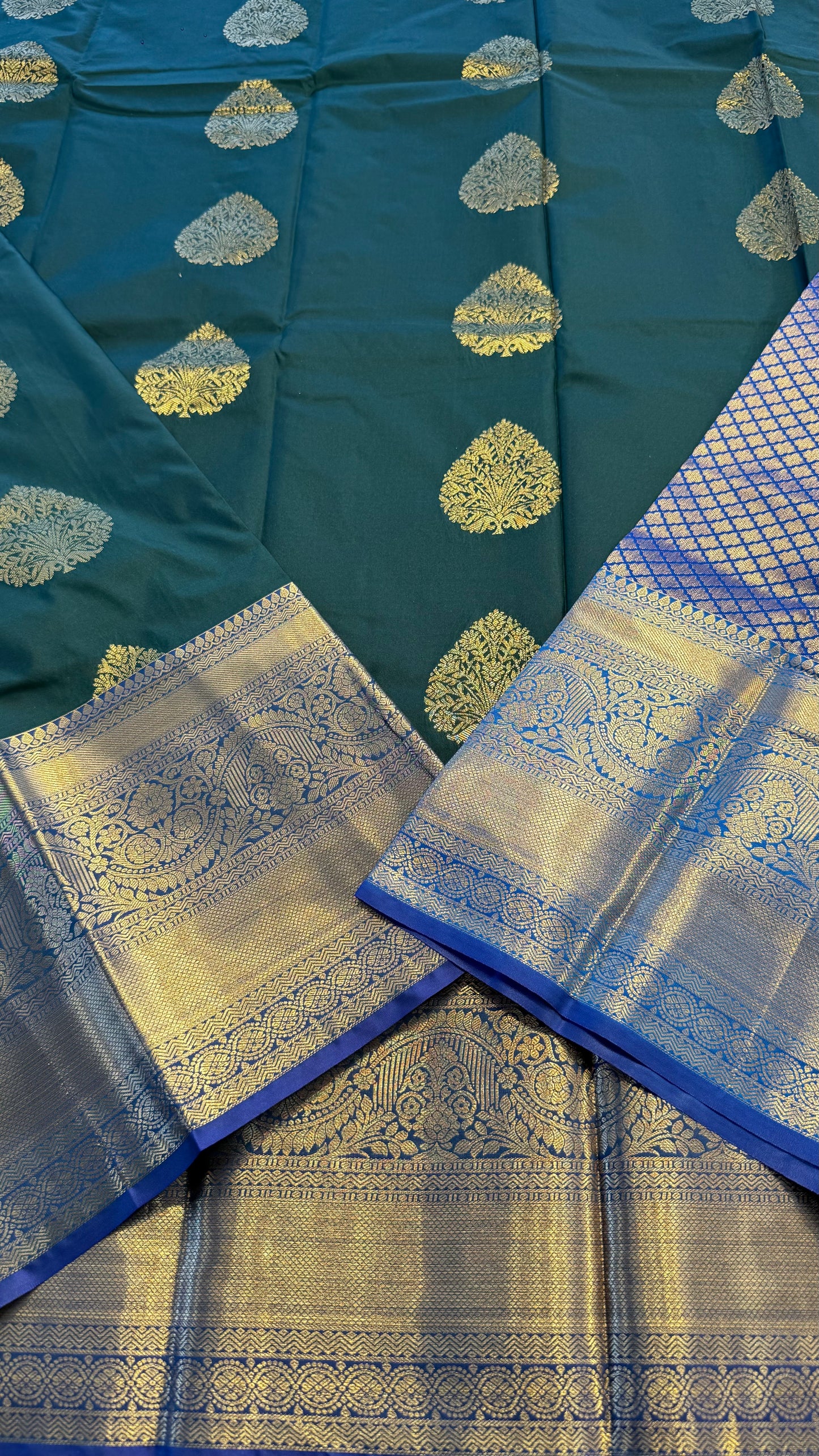 GREEN WITH CONTRAST BLUE SILK KANICHIPURAM SILK SAREE (SSKS48)