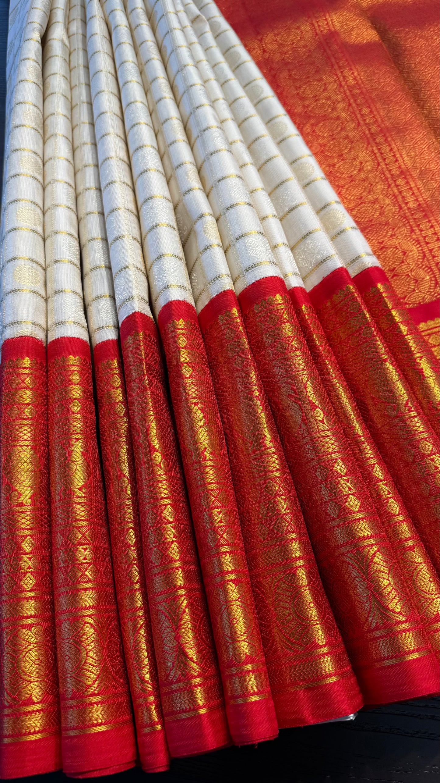 OFF WHITE CHECKED WITH CONTRAST CHILI RED GOLD ZARI HANDLOOM KANCHIPURAM SILK SAREE (KSS459)