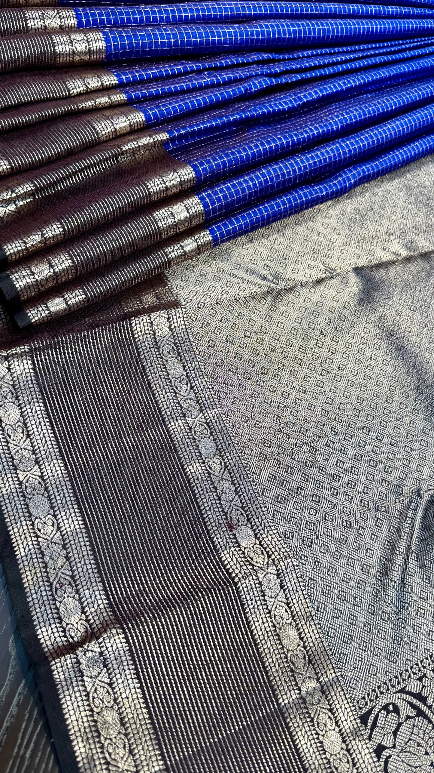 ROYAL BLUE SILVER CHECKS WITH CONTRAST COFFEE BROWN HANDLOOM KANICHIPURAM SILK SAREE (KSS23)