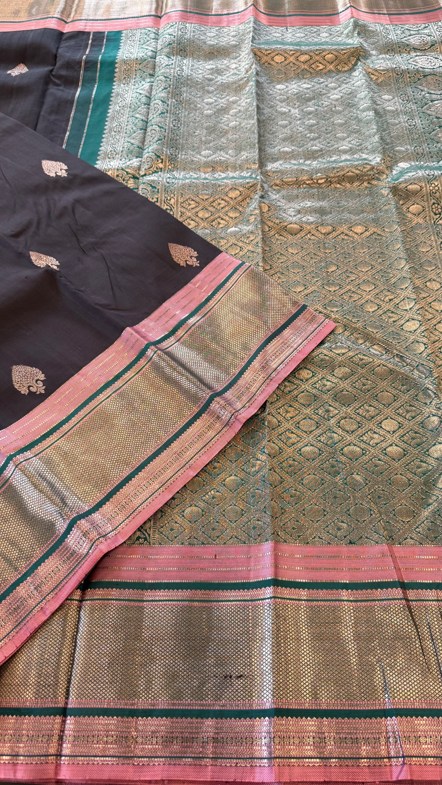 SMOKY BLACK CONTRAST GOLD ZARI HANDLOOM KANICHIPURAM SILK SAREE (KSS67)