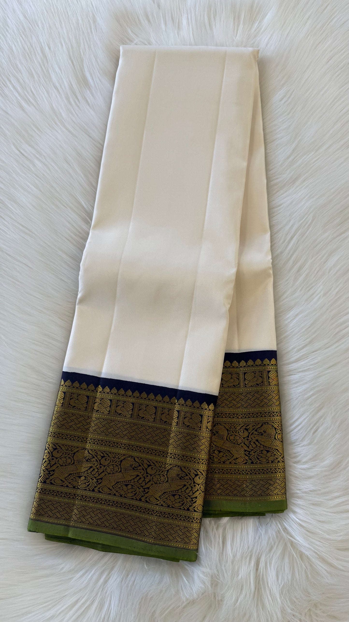 WHITE WITH CONTRAST NAVY BLUE GOLD ZARI HANDLOOM KANICHIPURAM SILK SAREE (KSS104)