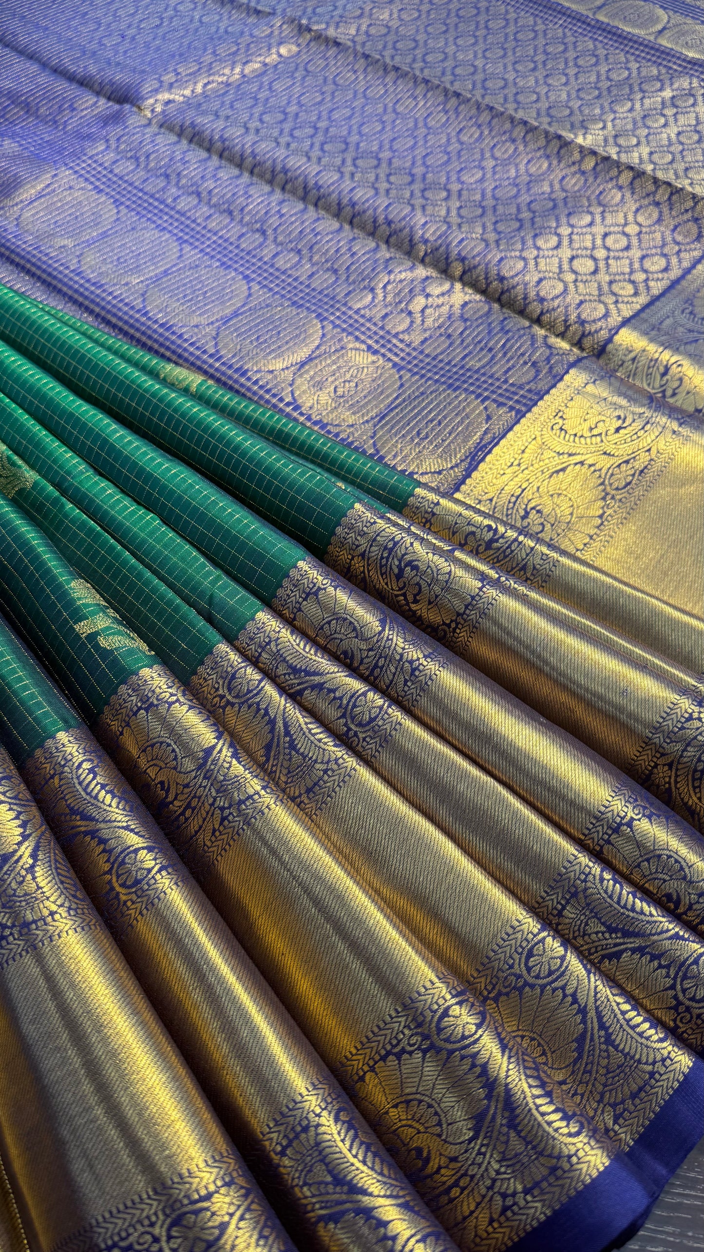 PEACOCK GREEN WITH CONTRAST BLUE GOLD ZARI HANDLOOM KANICHIPURAM SILK SAREE (KSS137)