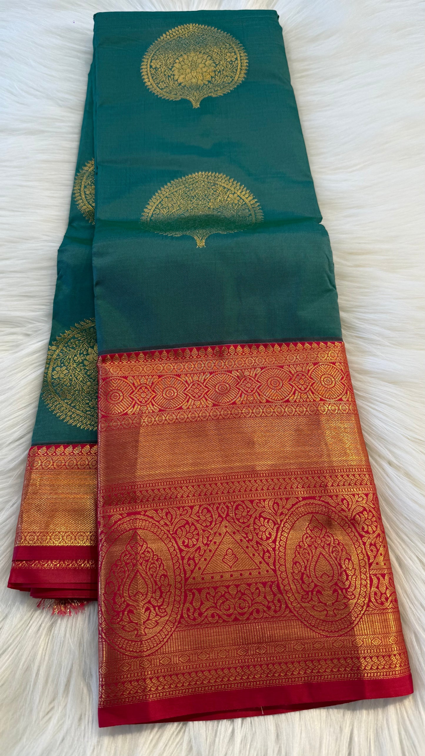 GREEN WITH CONTRAST RED SILK KANICHIPURAM SILK SAREE (SSKS38)