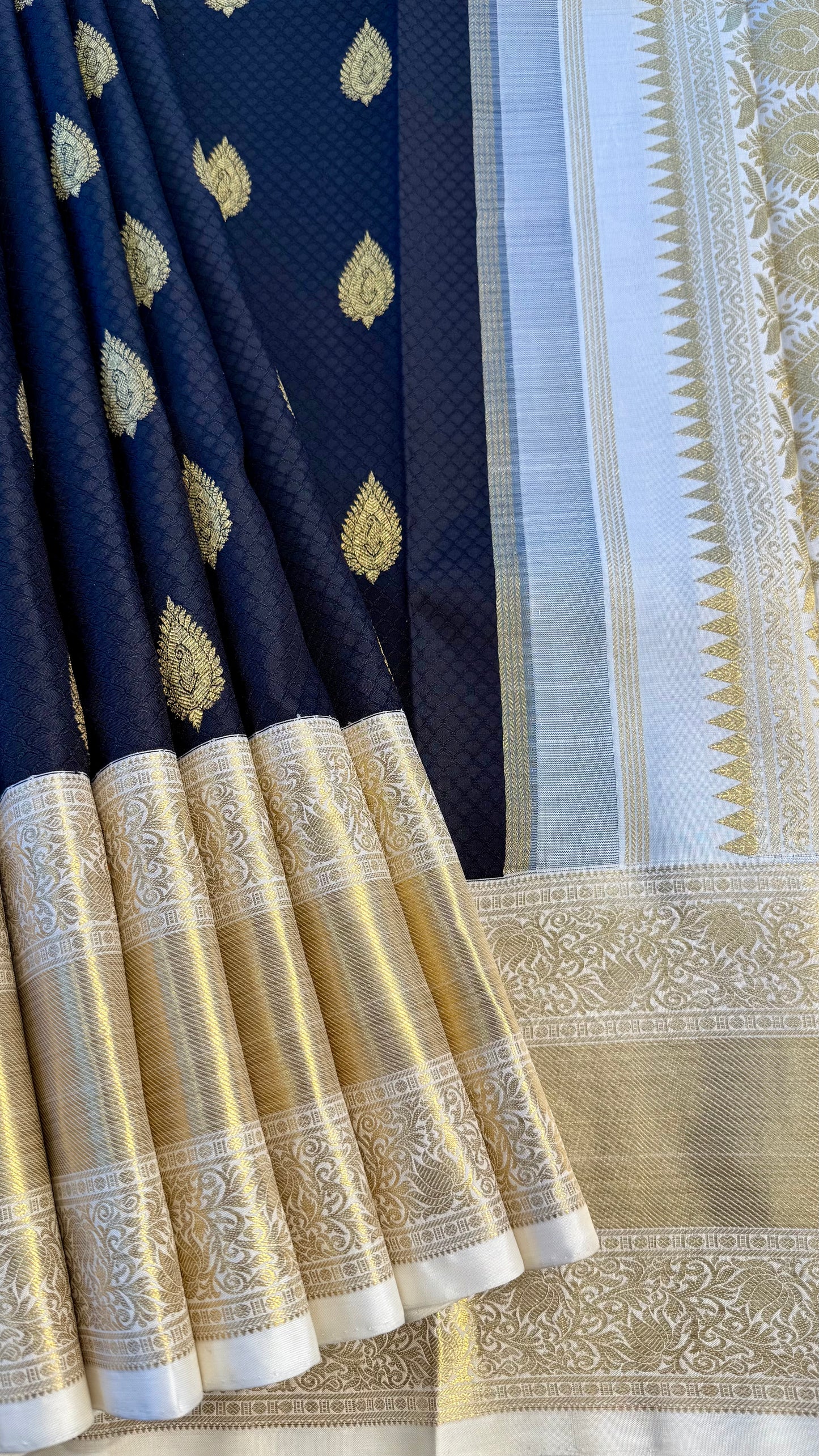 BLACK EMBOSSED BODY WITH CONTRAST WHITE BORDER AND PALLU HANDLOOM KANICHIPURAM SILK SAREE (KSS21)