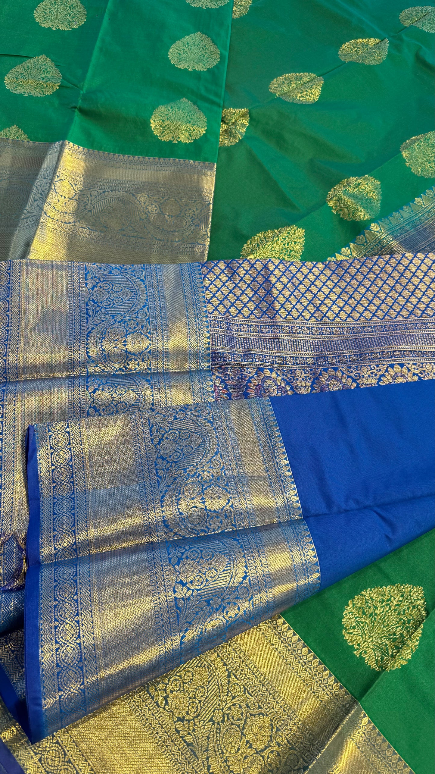 GREEN WITH CONTRAST BLUE SILK KANICHIPURAM SILK SAREE (SSKS57)