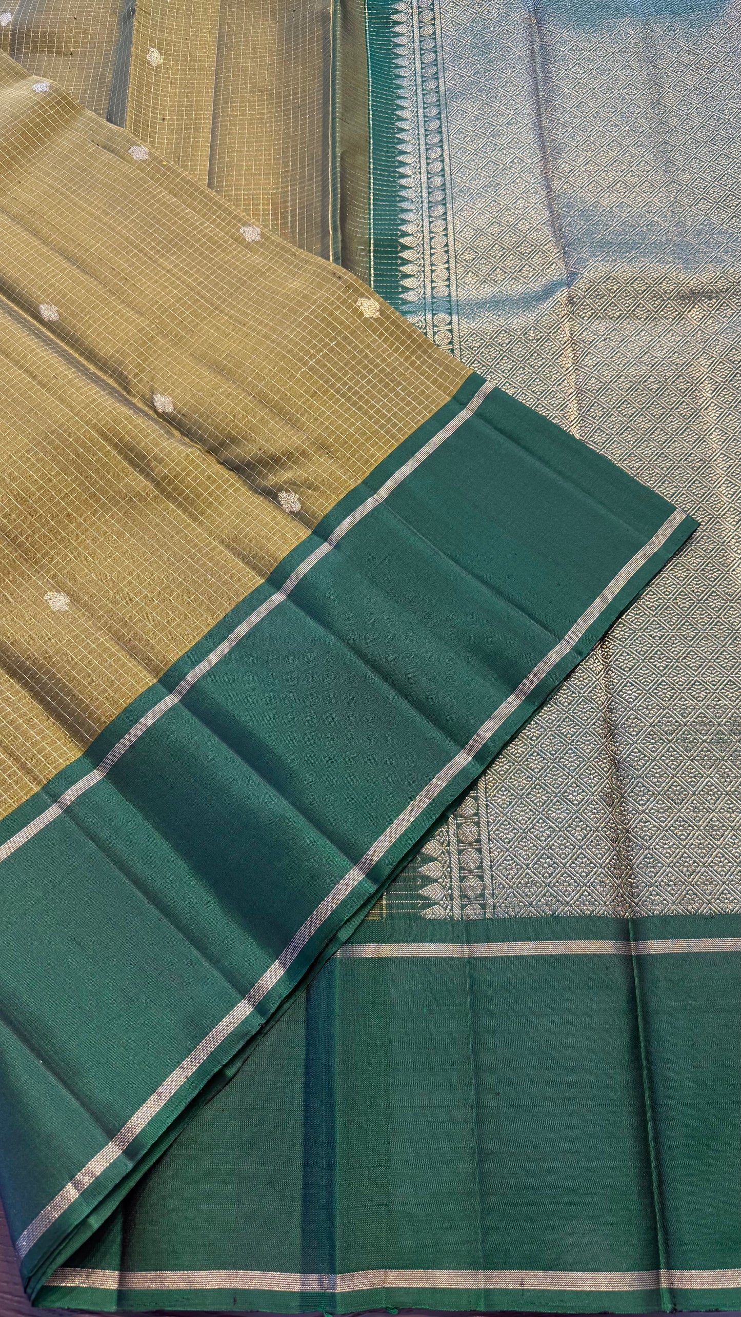 OLIVE GREEN WITH CONTRAST GREEN HANDLOOM KANCHIPURAM SILK SAREE (KSS449)