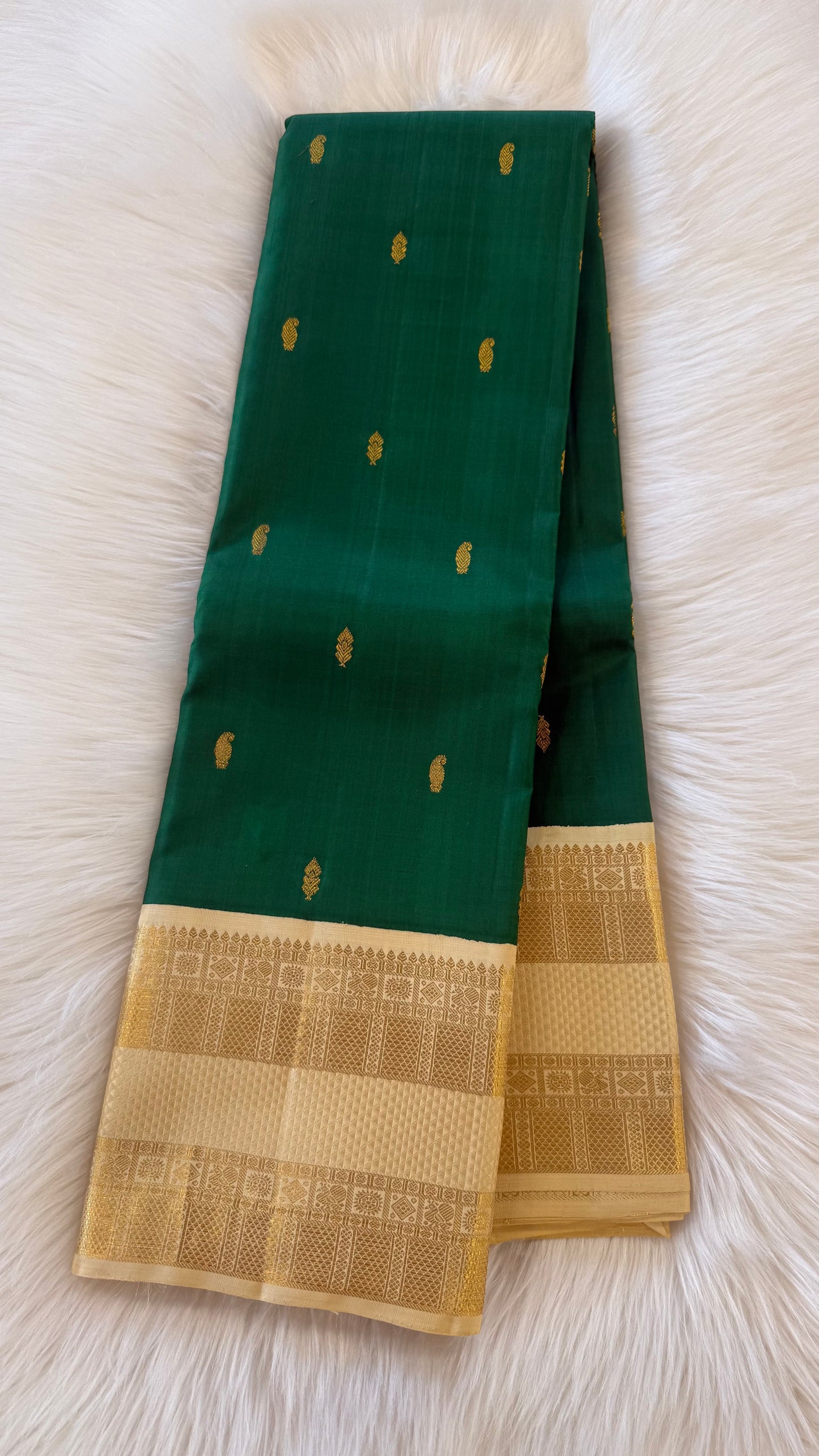 BOTTLE GREEN WITH CONTRAST CREAM GOLD ZARI HANDLOOM KANICHIPURAM SILK SAREE (KSS263)