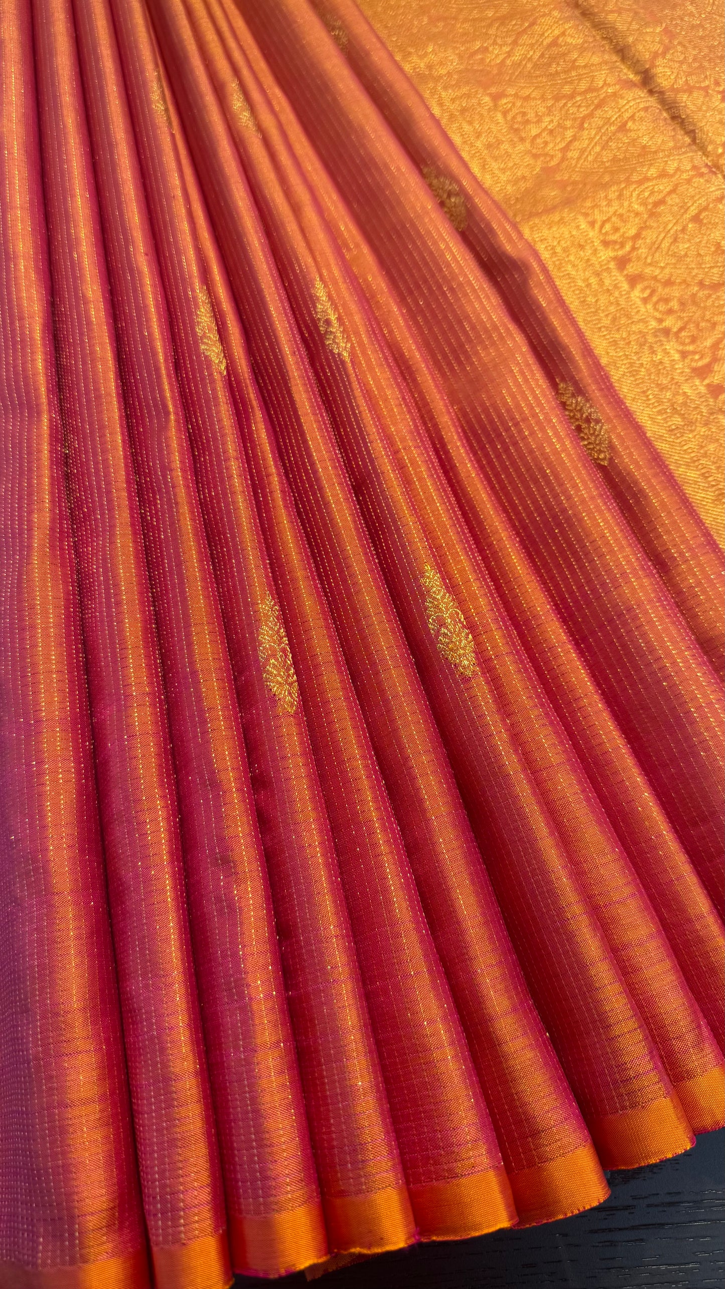 KANAKAMBARAM ORANGE PINK SMALL KATTAM BORDERLESS GOLD ZARI HANDLOOM KANICHIPURAM SILK SAREE (KSS79)