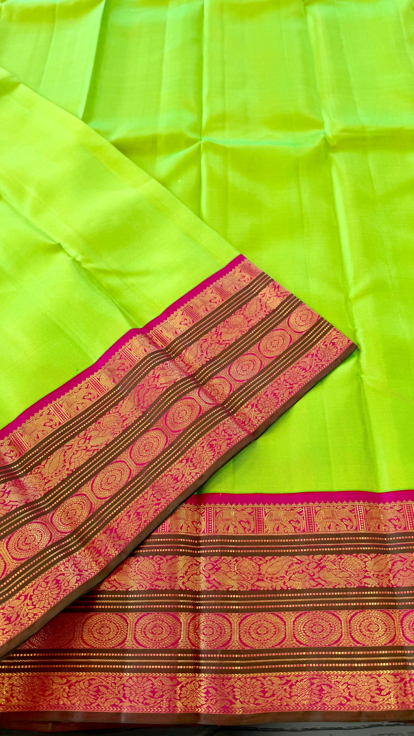 PARROT GREEN WITH RANI PINK CONTRAST HANDLOOM KANICHIPURAM SILK SAREE (KSS201)