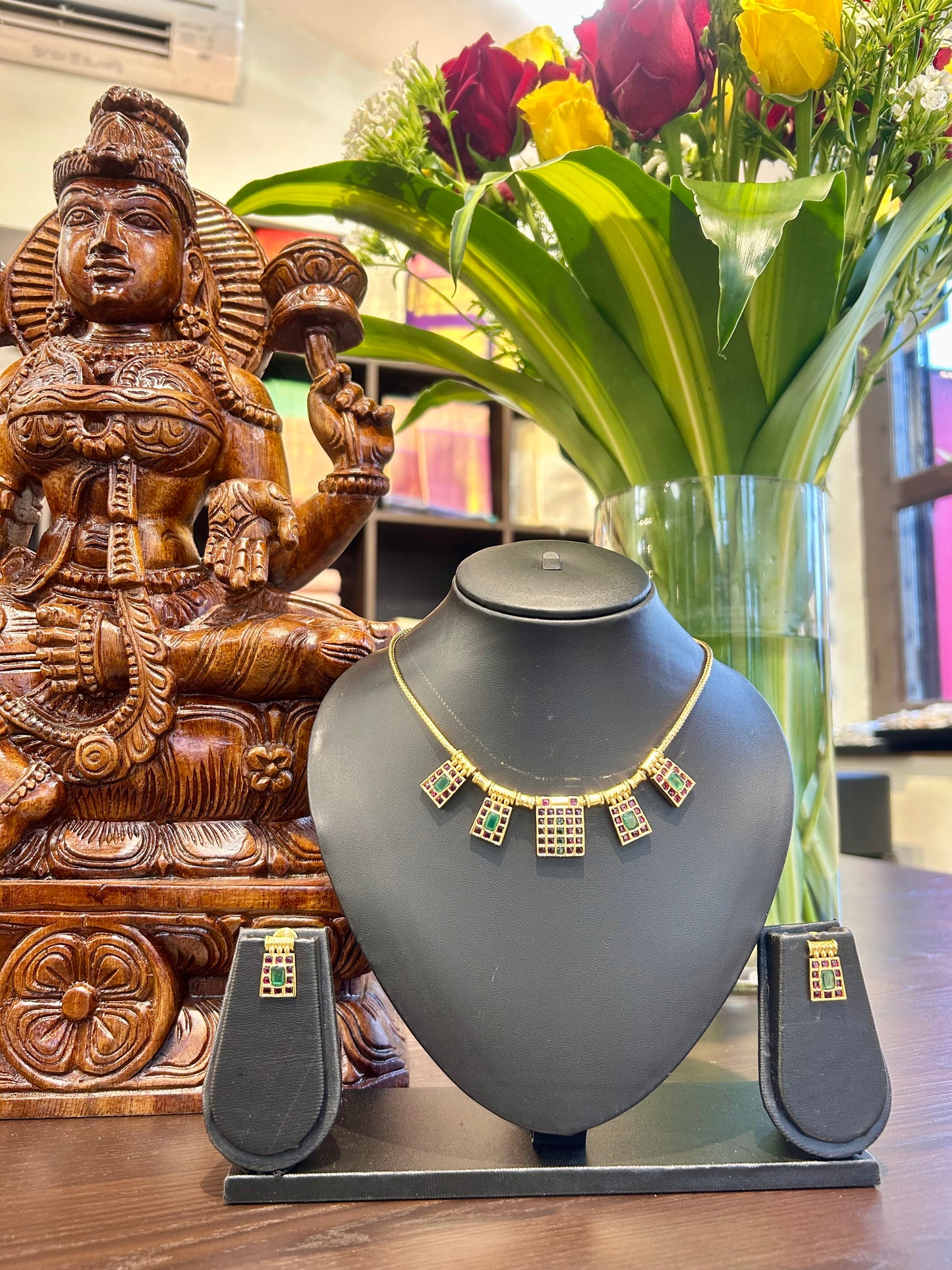 Gitashri Short Necklace Jewellery Set