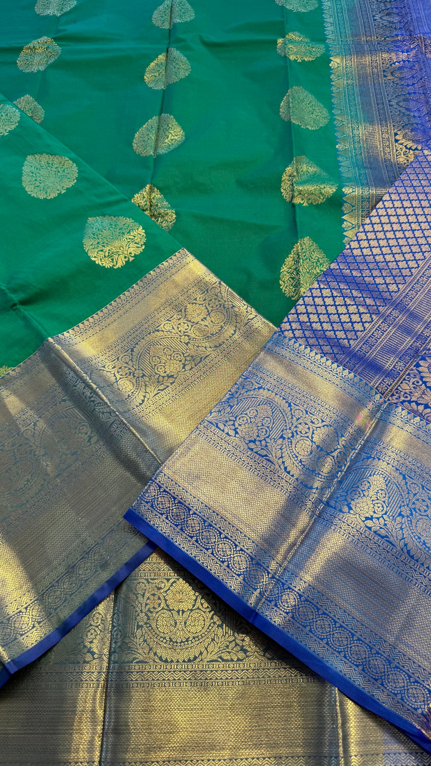 GREEN WITH CONTRAST BLUE SILK KANICHIPURAM SILK SAREE (SSKS57)