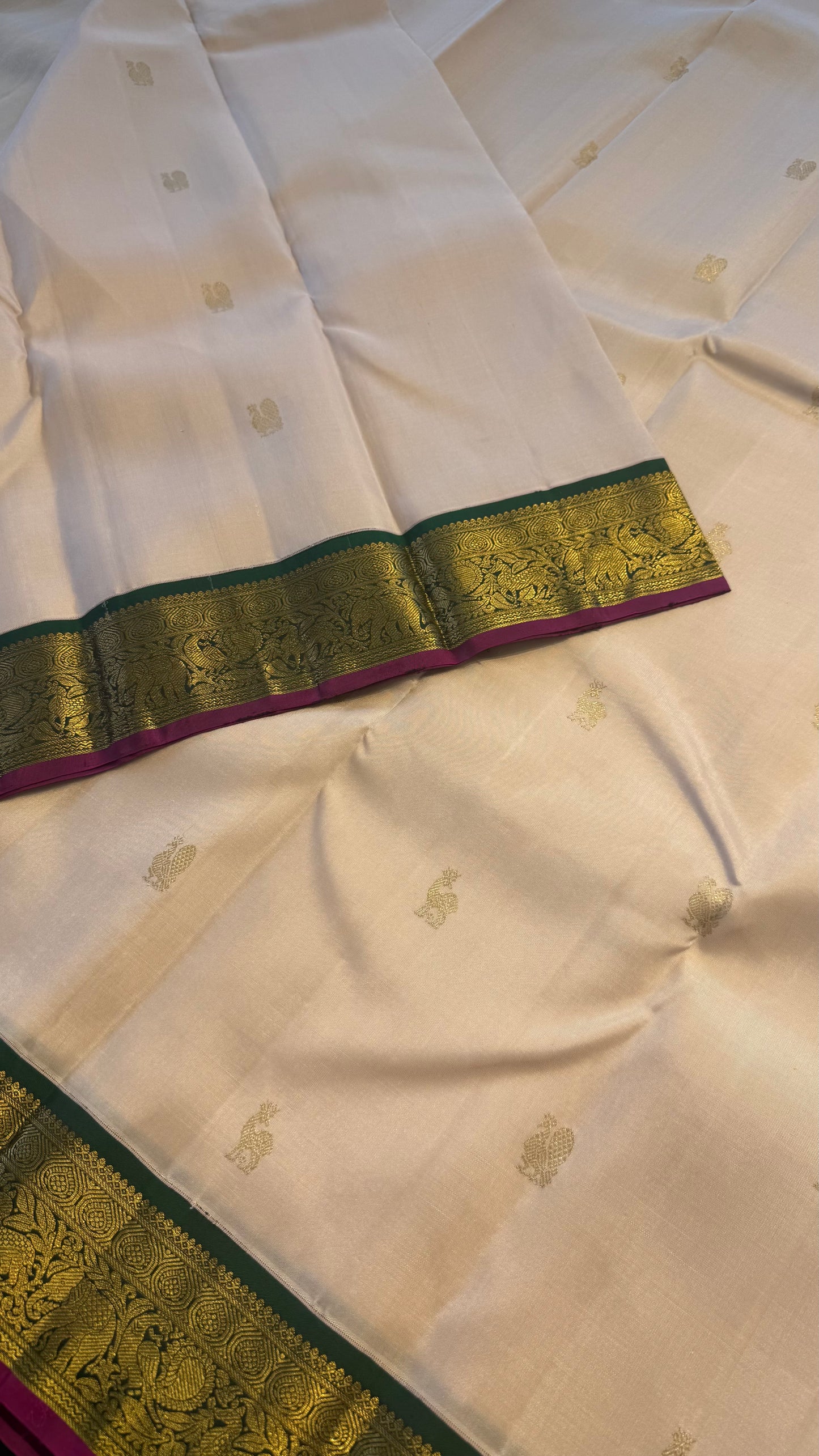 TRADITIONAL OFF WHITE WITH CONTRAST GREEN AND VADAMALLI PURPLE GOLD ZARI HANDLOOM KANICHIPURAM SILK SAREE (KSS261)