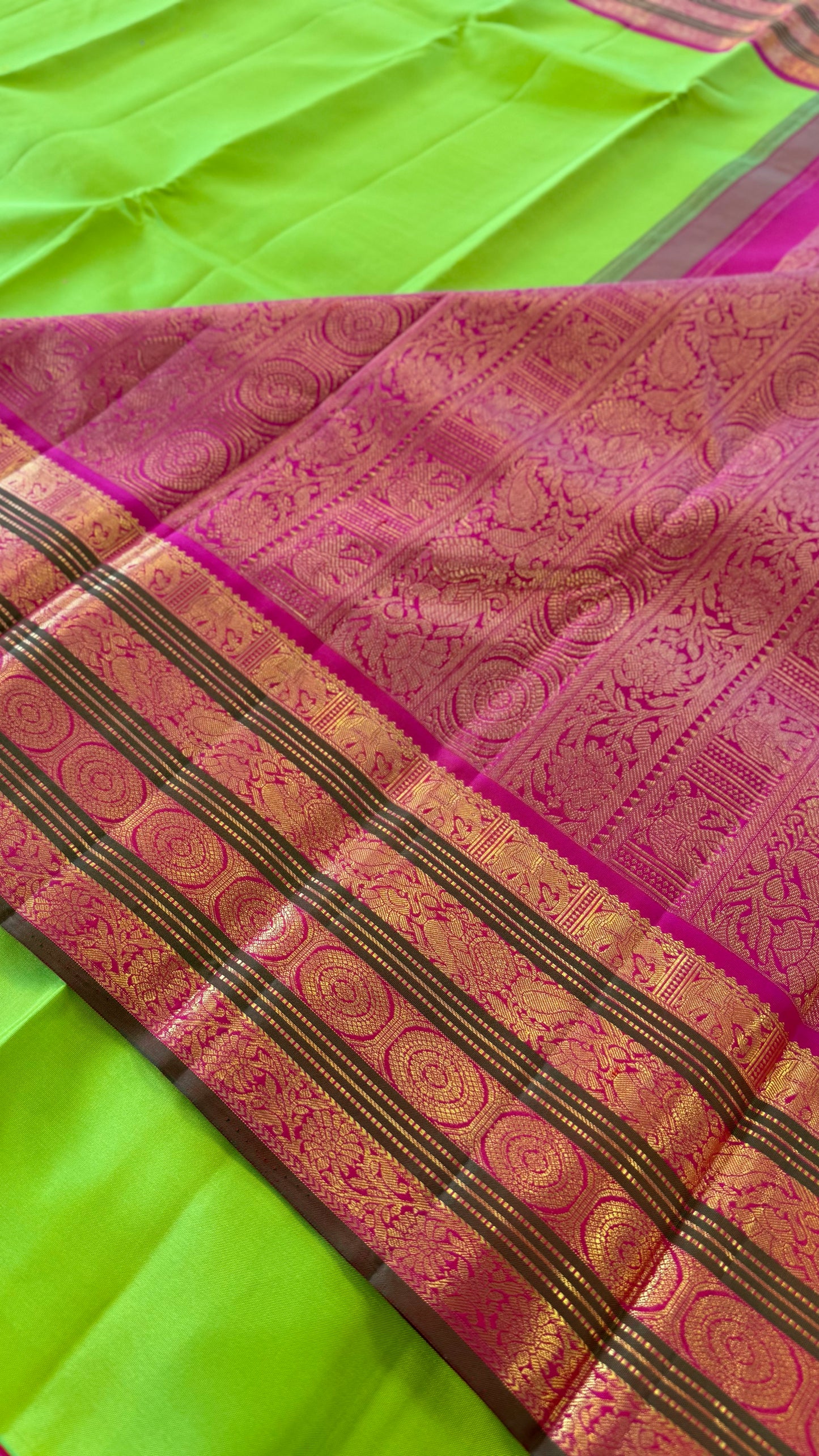 PARROT GREEN WITH RANI PINK CONTRAST HANDLOOM KANICHIPURAM SILK SAREE (KSS201)