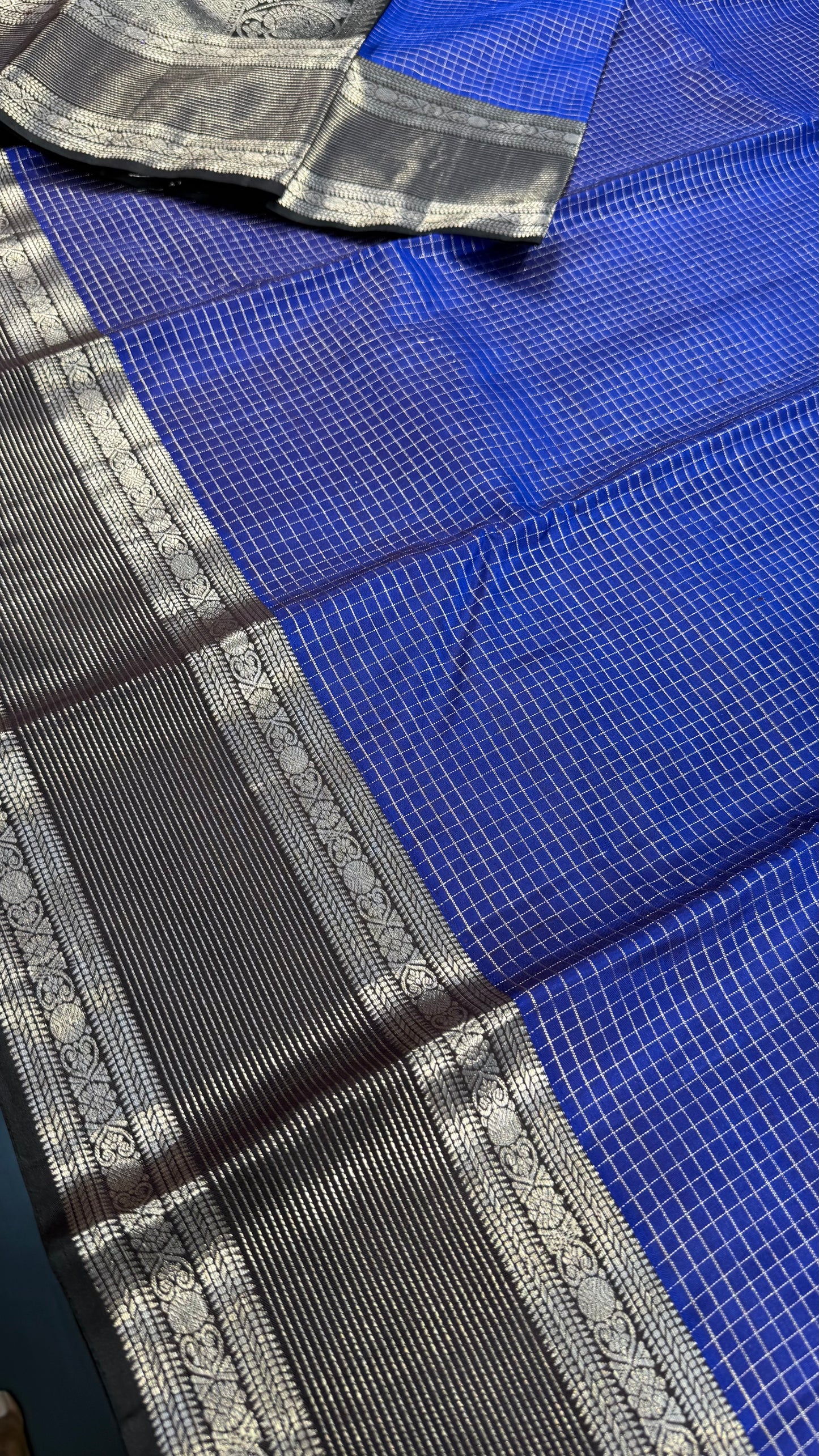 ROYAL BLUE SILVER CHECKS WITH CONTRAST COFFEE BROWN HANDLOOM KANICHIPURAM SILK SAREE (KSS23)