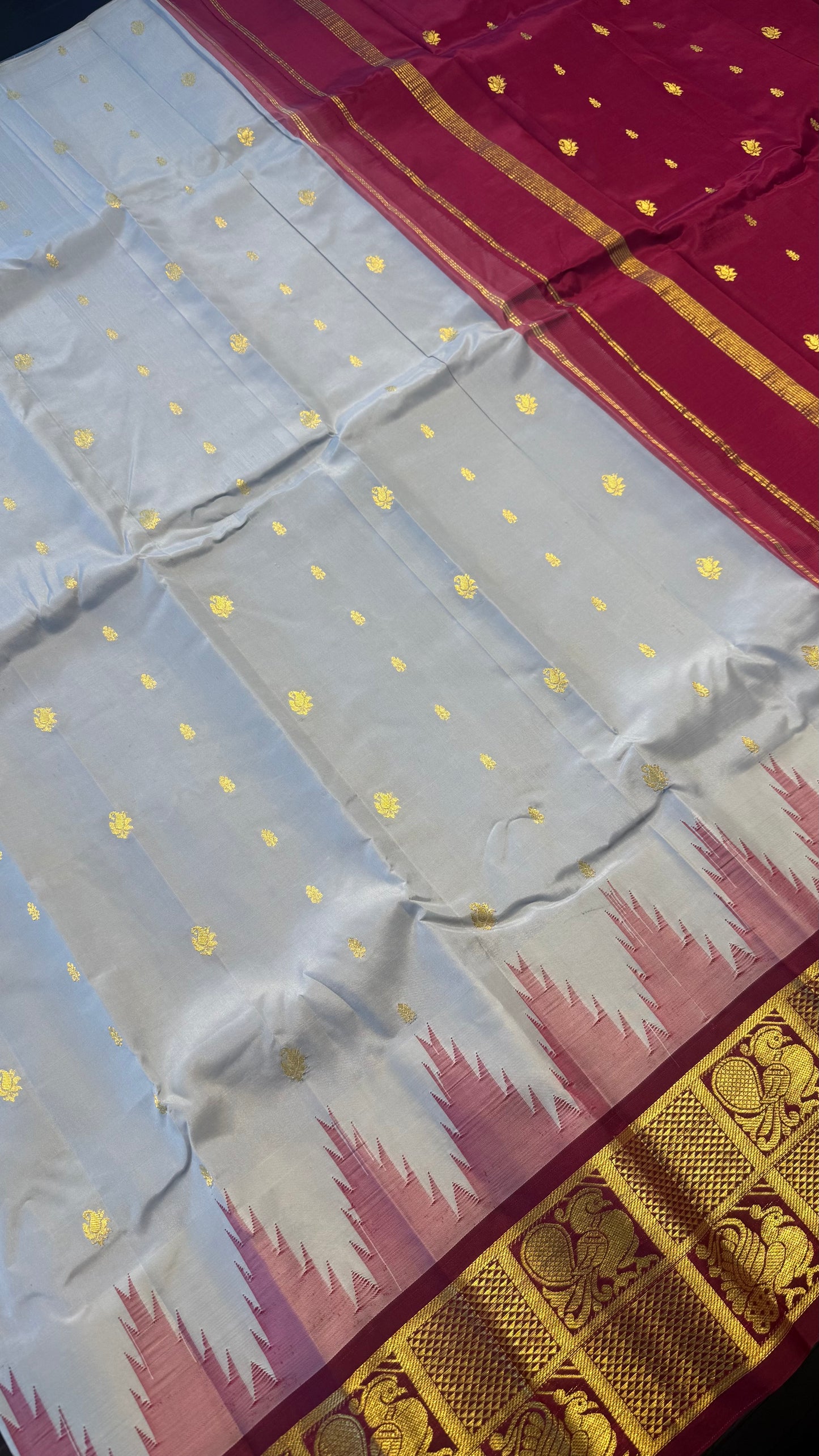 WHITE WITH CONTRAST MAROON PURE HANDLOOM KANCHIPURAM SINGLE SIDE BORDER SILK SAREE (KSSB34)