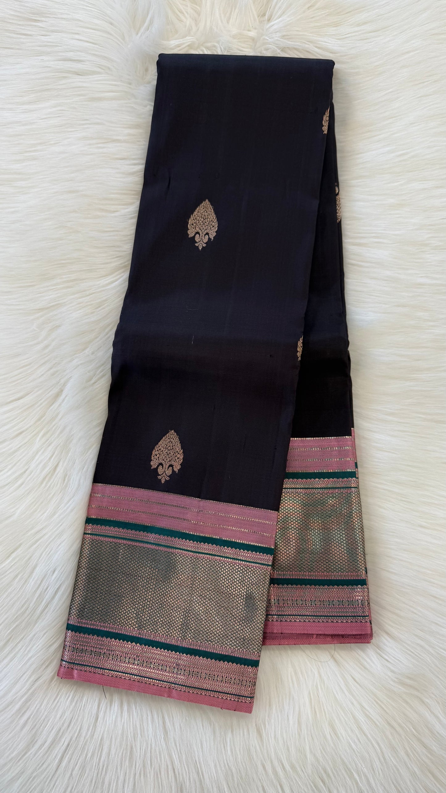 SMOKY BLACK CONTRAST GOLD ZARI HANDLOOM KANICHIPURAM SILK SAREE (KSS67)