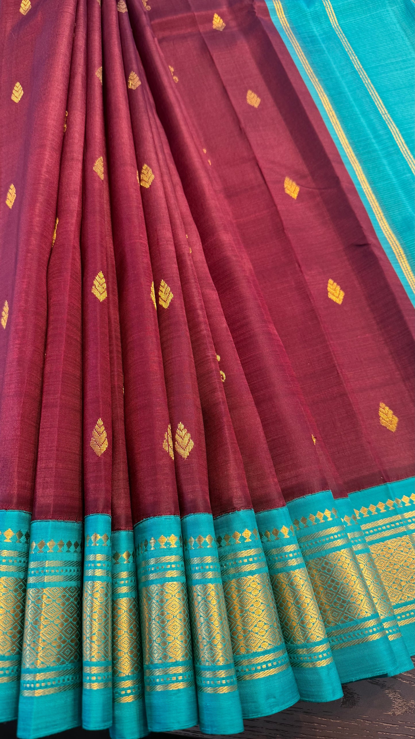MAROON WITH CONTRAST TURQUOISE PURE HANDLOOM KANCHIPURAM SINGLE SIDE BORDER SILK SAREE (KSSB08)