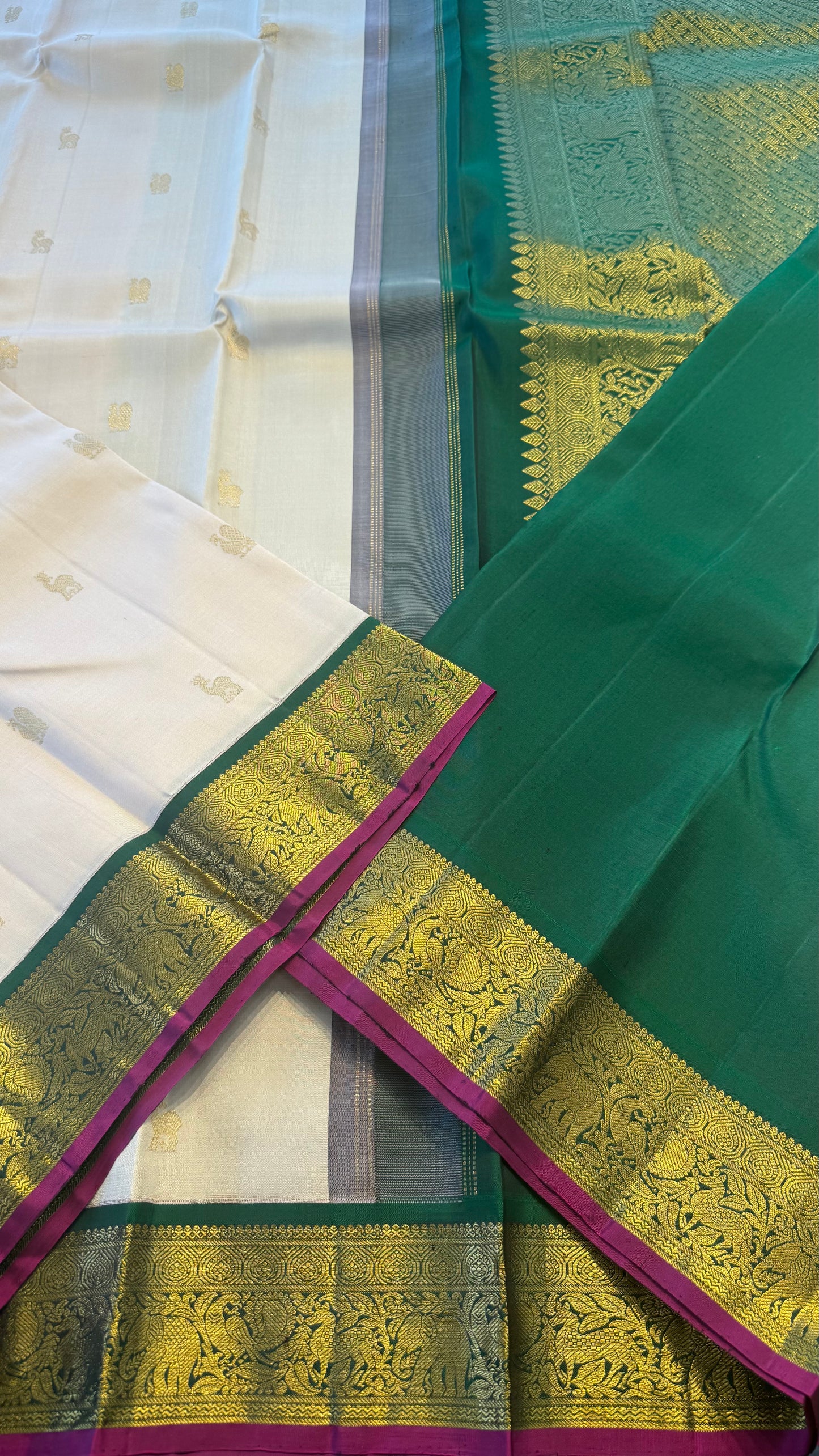 TRADITIONAL OFF WHITE WITH CONTRAST GREEN AND VADAMALLI PURPLE GOLD ZARI HANDLOOM KANICHIPURAM SILK SAREE (KSS261)