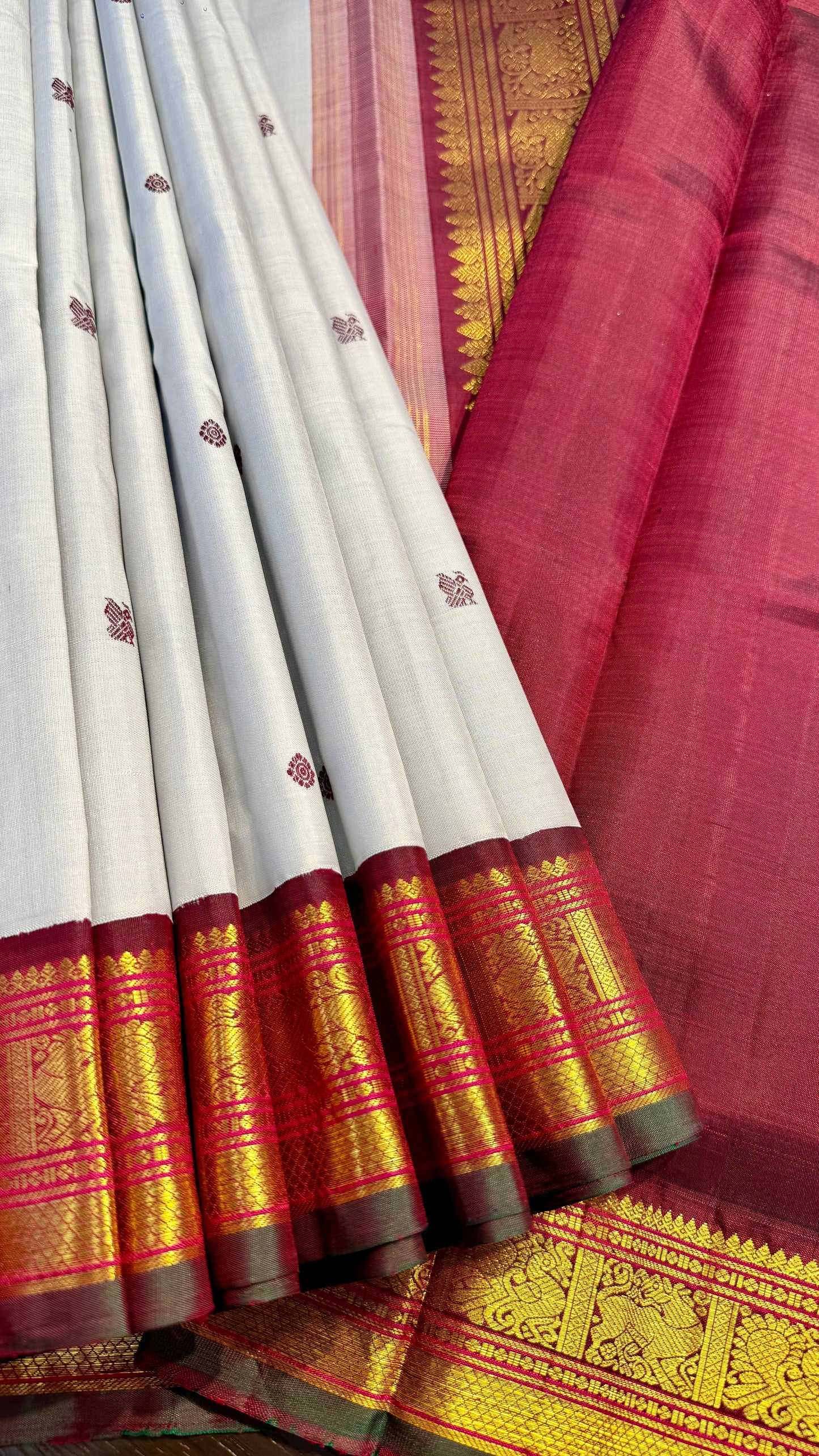 VIBUTHI GREY CONTRAST BERRY RED AND GREEN BORDER PURE KANICHIPURAM HANDLOOM SILK SAREE (KSS02)