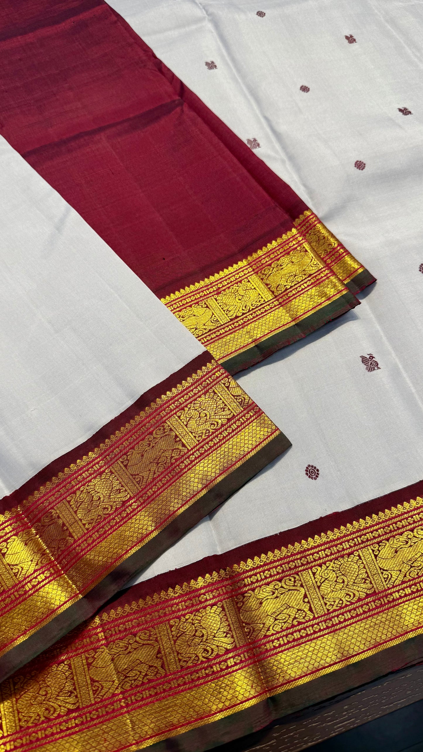VIBUTHI GREY CONTRAST BERRY RED AND GREEN BORDER PURE KANICHIPURAM HANDLOOM SILK SAREE (KSS02)