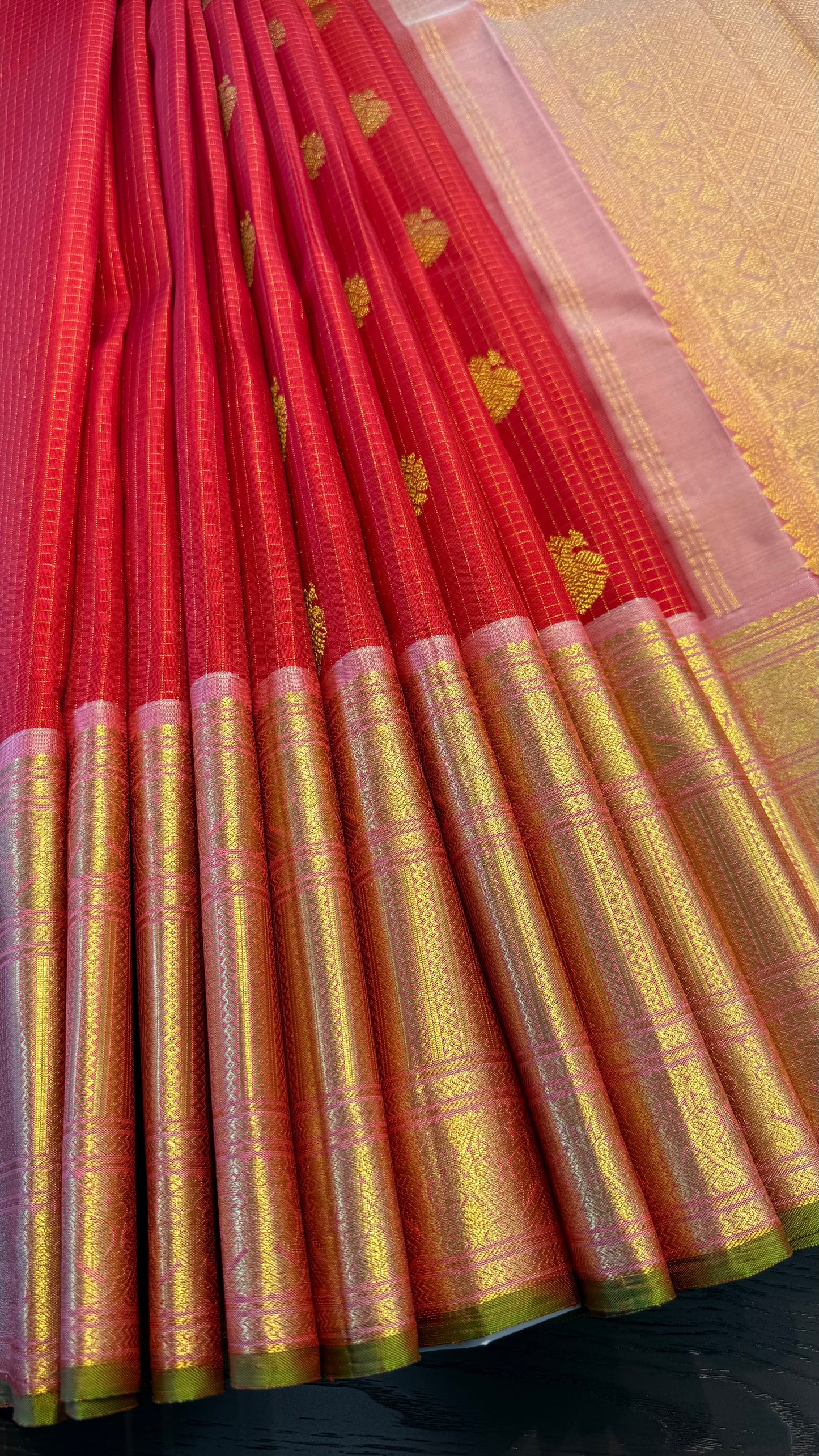 VAIRA OOSI CHILLI RED SMALL KATTAM CONTRAST WITH PASTEL PINK PURE HANDLOOM KANCHIPURAM SILK SAREE (KSS 489)
