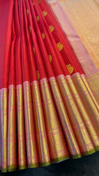 VAIRA OOSI CHILLI RED SMALL KATTAM CONTRAST WITH PASTEL PINK PURE HANDLOOM KANCHIPURAM SILK SAREE (KSS 489)