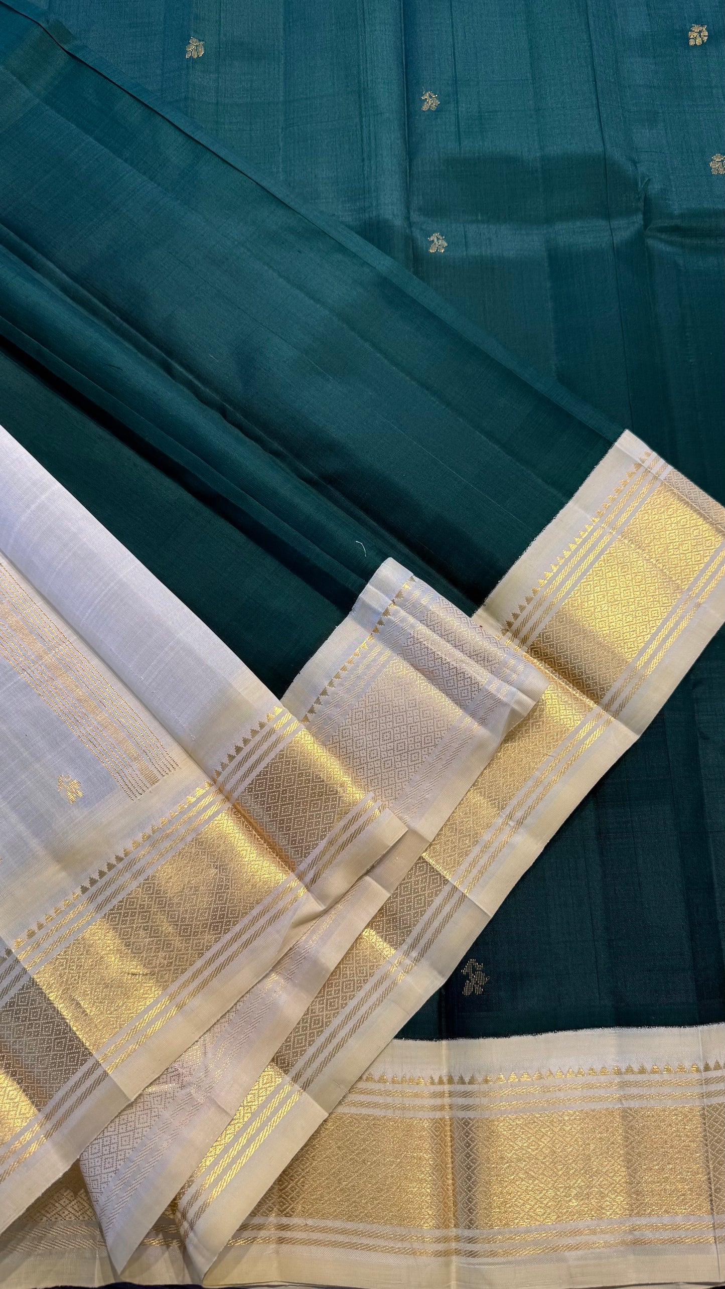 GREEN WITH CONTRAST GOLD PURE HANDLOOM KANCHIPURAM SINGLE SIDE BORDER SILK SAREE (KSSB24)