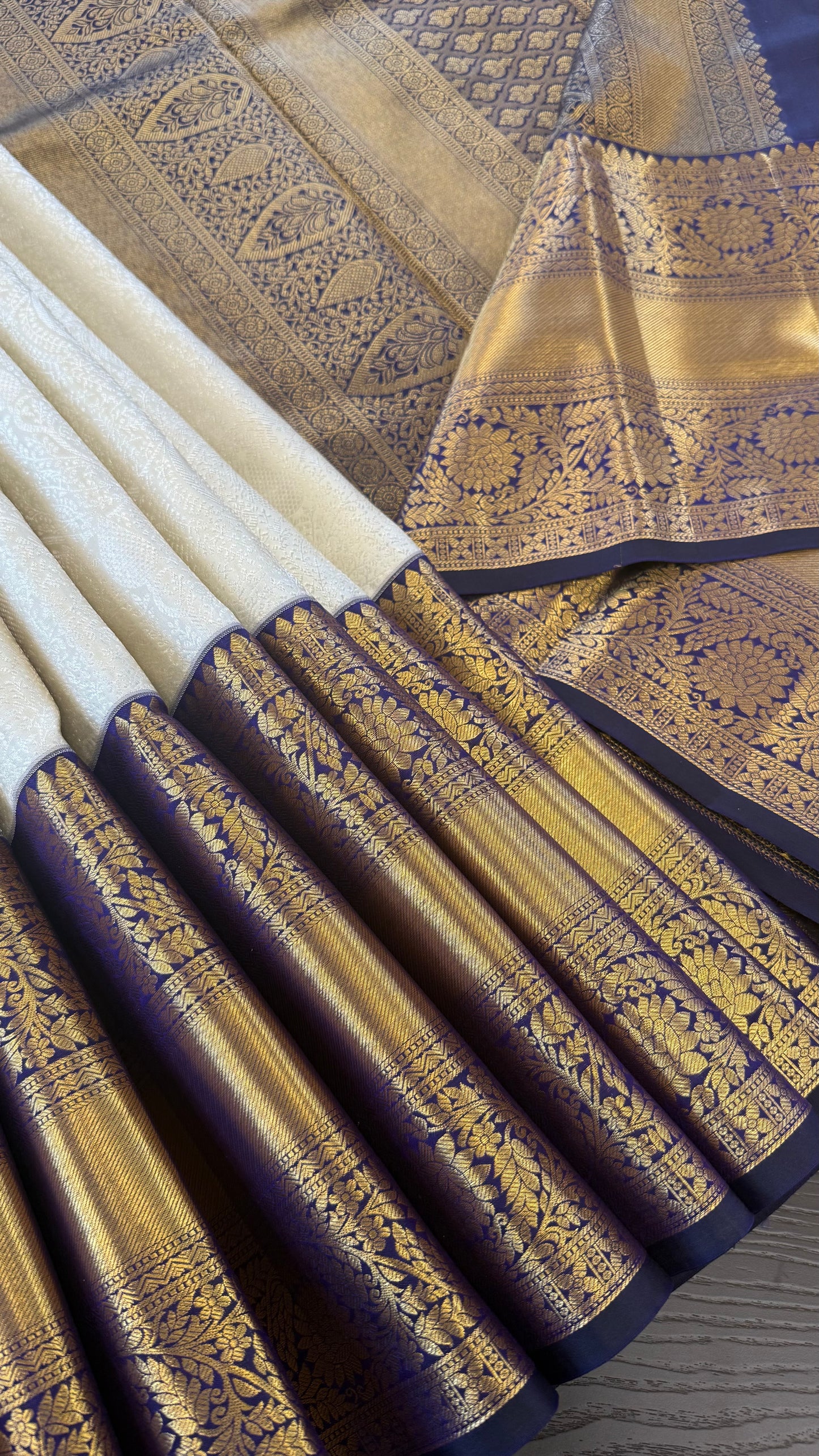 BRIDAL WHITE SILVER ZARI WITH CONTRAST INDIGO HANDLOOM KANICHIPURAM SILK SAREE (KSS136)