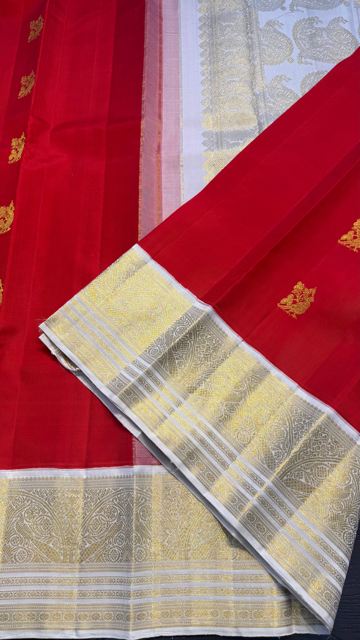CHILI RED WITH CONTRAST WHITE GOLD ZARI HANDLOOM KANICHIPURAM SILK SAREE (KSS287)