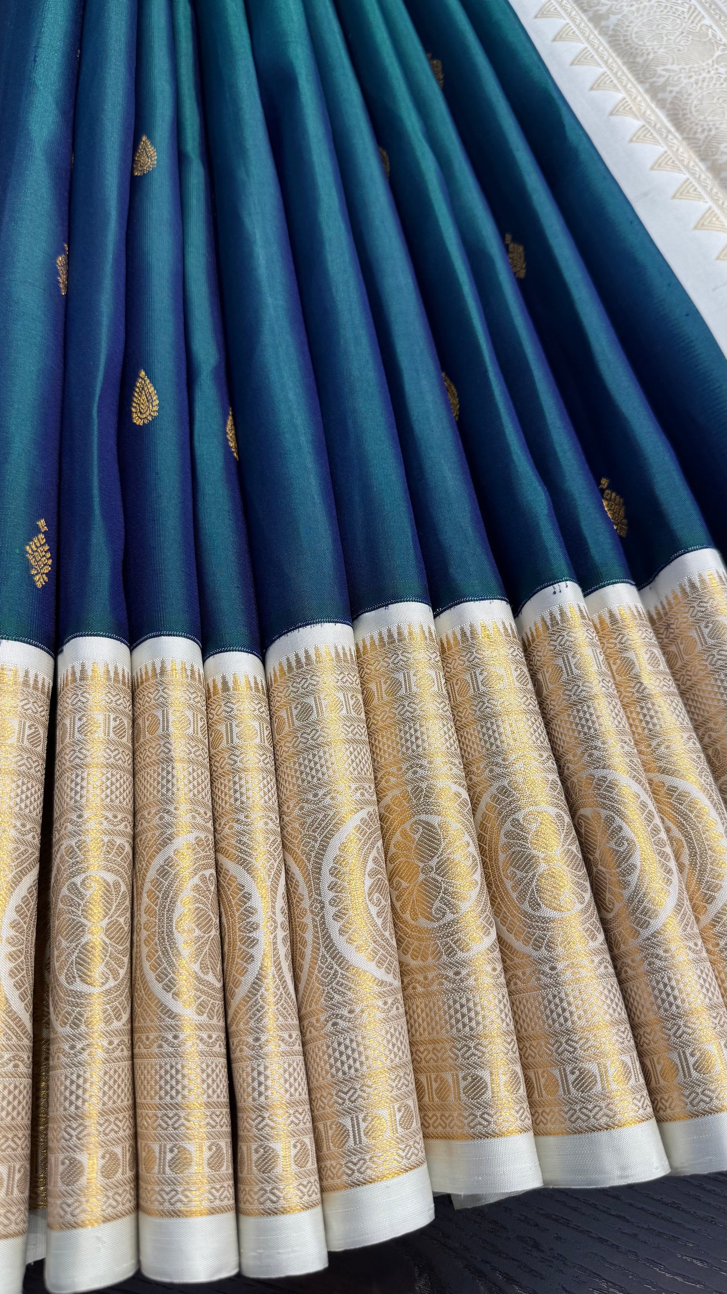 PEACOCK GREEN WITH CONTRAST WHITE GOLD ZARI HANDLOOM KANCHIPURAM SILK SAREE (KSS292)