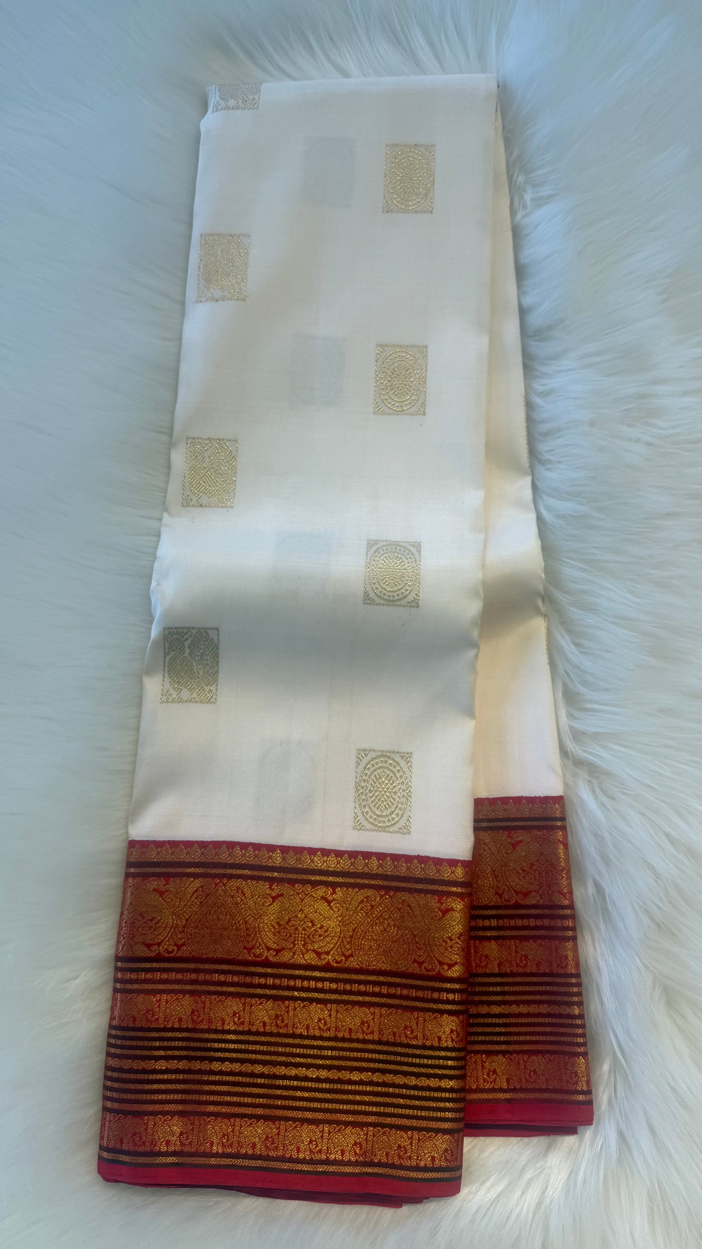 OFF WHITE WITH CONTRAST RED GOLD ZARI HANDLOOM KANCHIPURAM SILK SAREE (KSS475)
