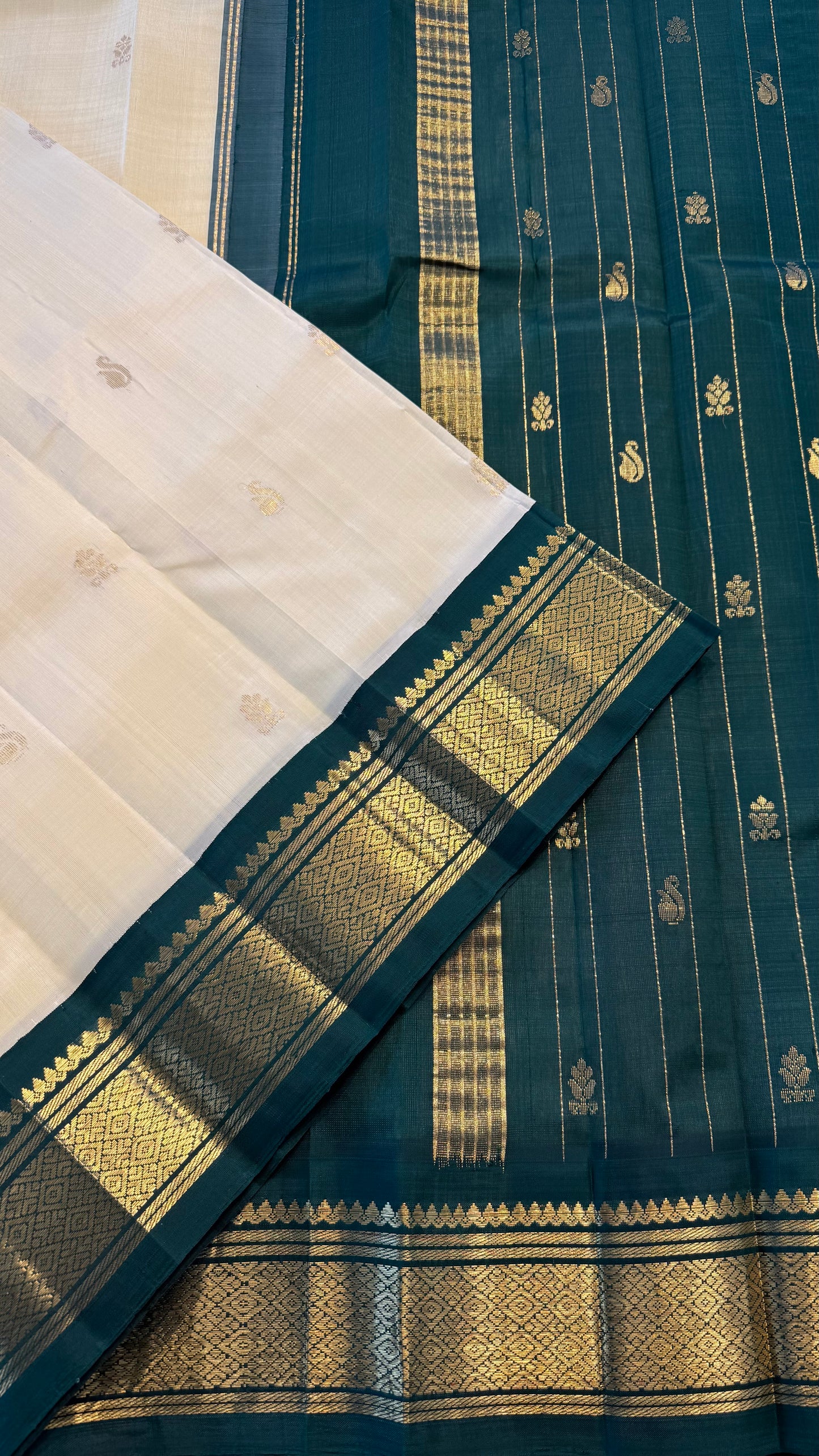 CREAM WITH CONTRAST GREEN PURE HANDLOOM KANCHIPURAM SINGLE SIDE BORDER SILK SAREE (KSSB06)